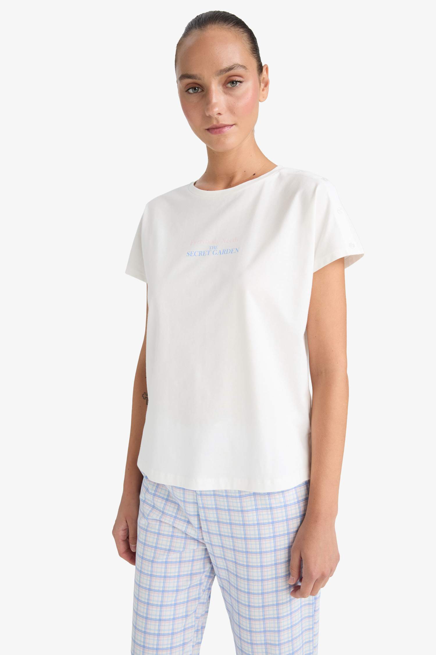 طقم قصة عادية بأكمام قصيرة من قطعتين