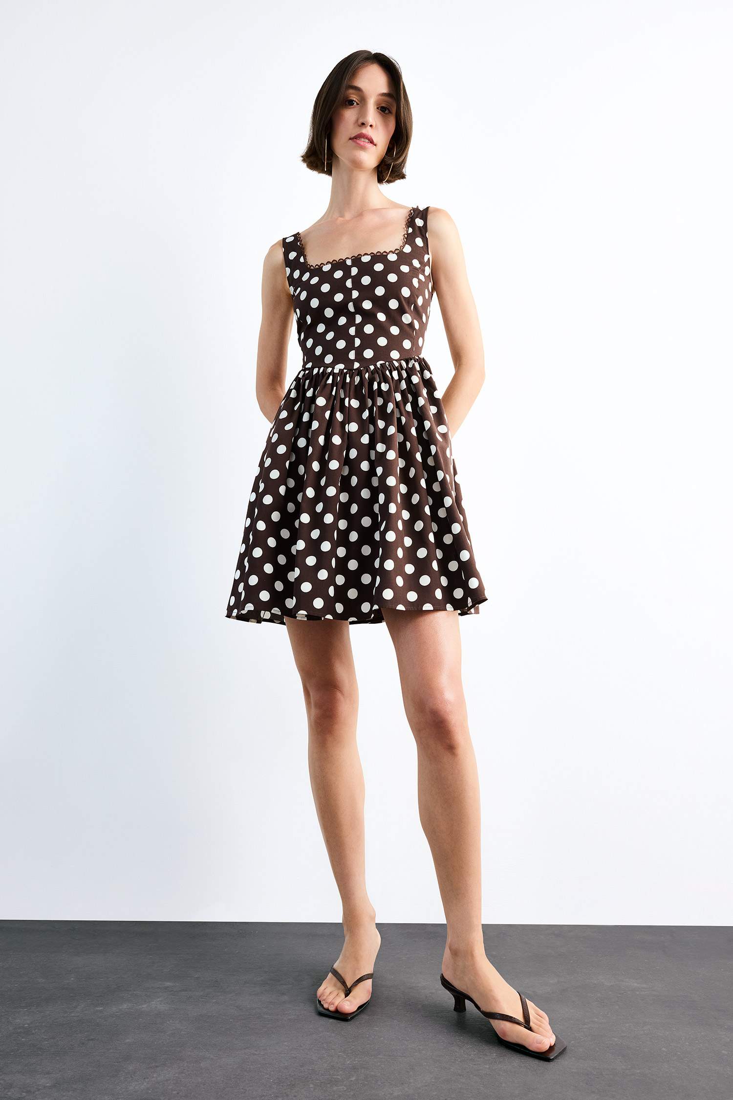 فستان ميدي منقط بوبلين بياخة مربعة