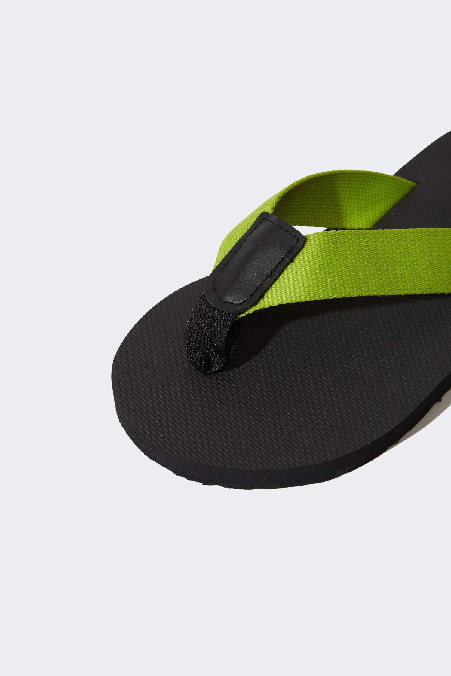 Kadın Düz Taban Parmak Arası Terlik