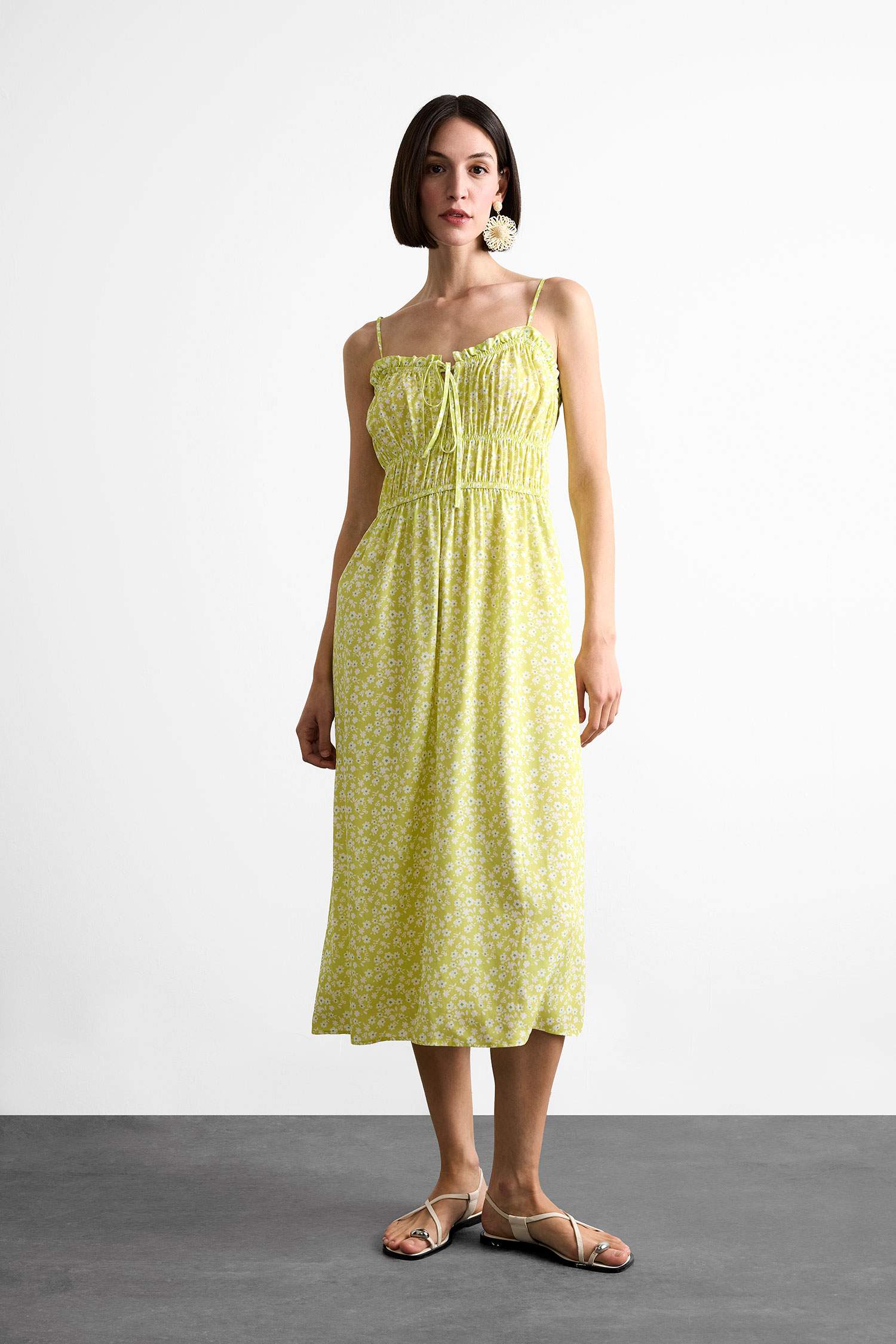 Çiçek Desenli Büzgülü Yaka Askılı Midi Elbise