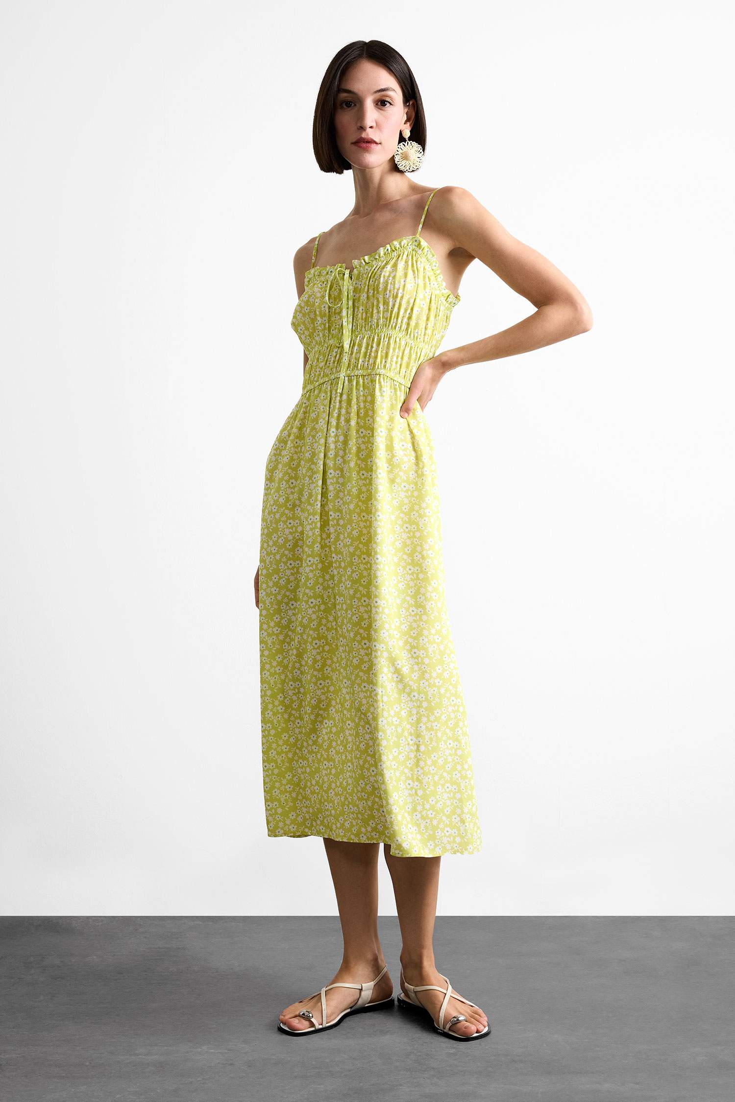 Çiçek Desenli Büzgülü Yaka Askılı Midi Elbise