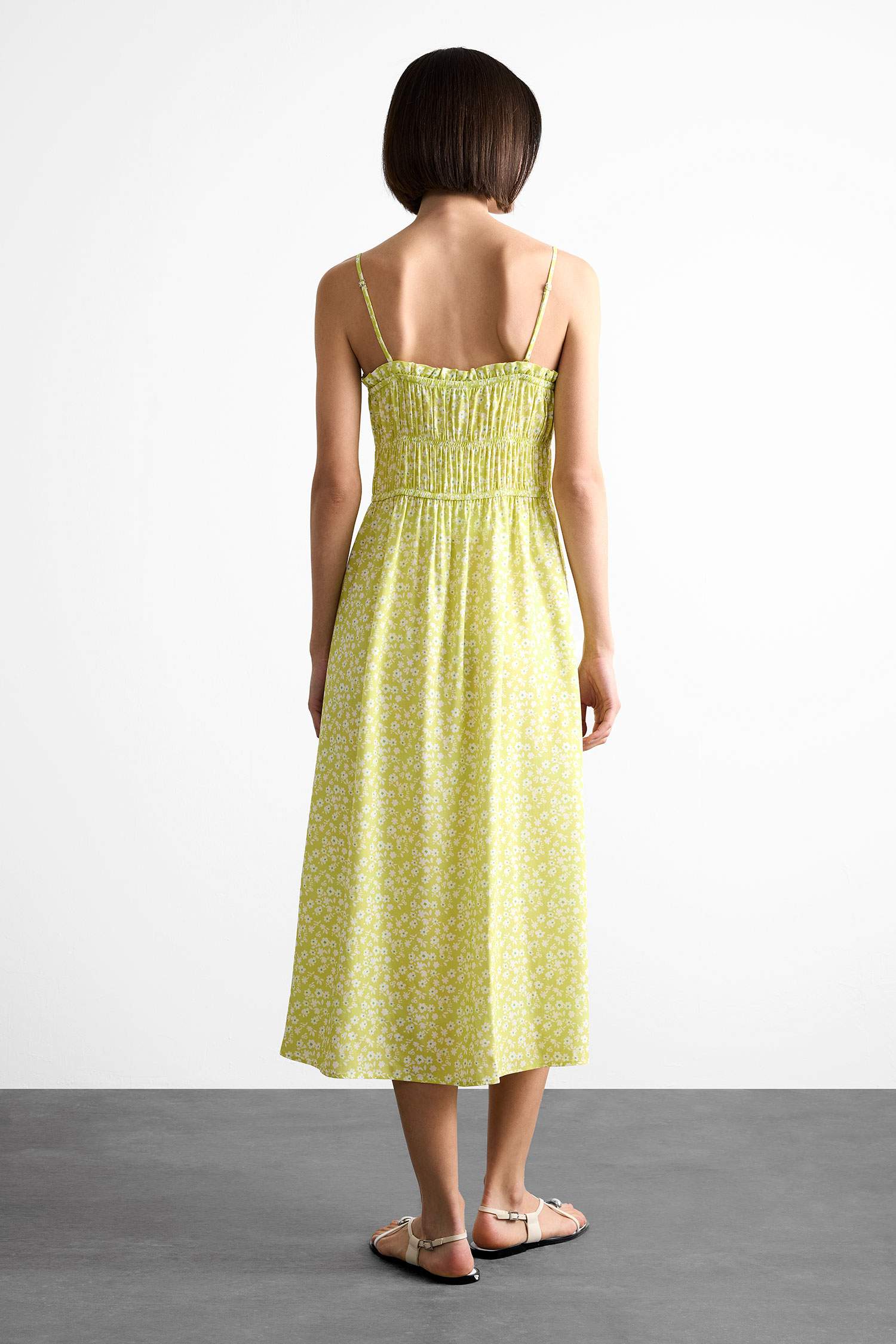 Çiçek Desenli Büzgülü Yaka Askılı Midi Elbise