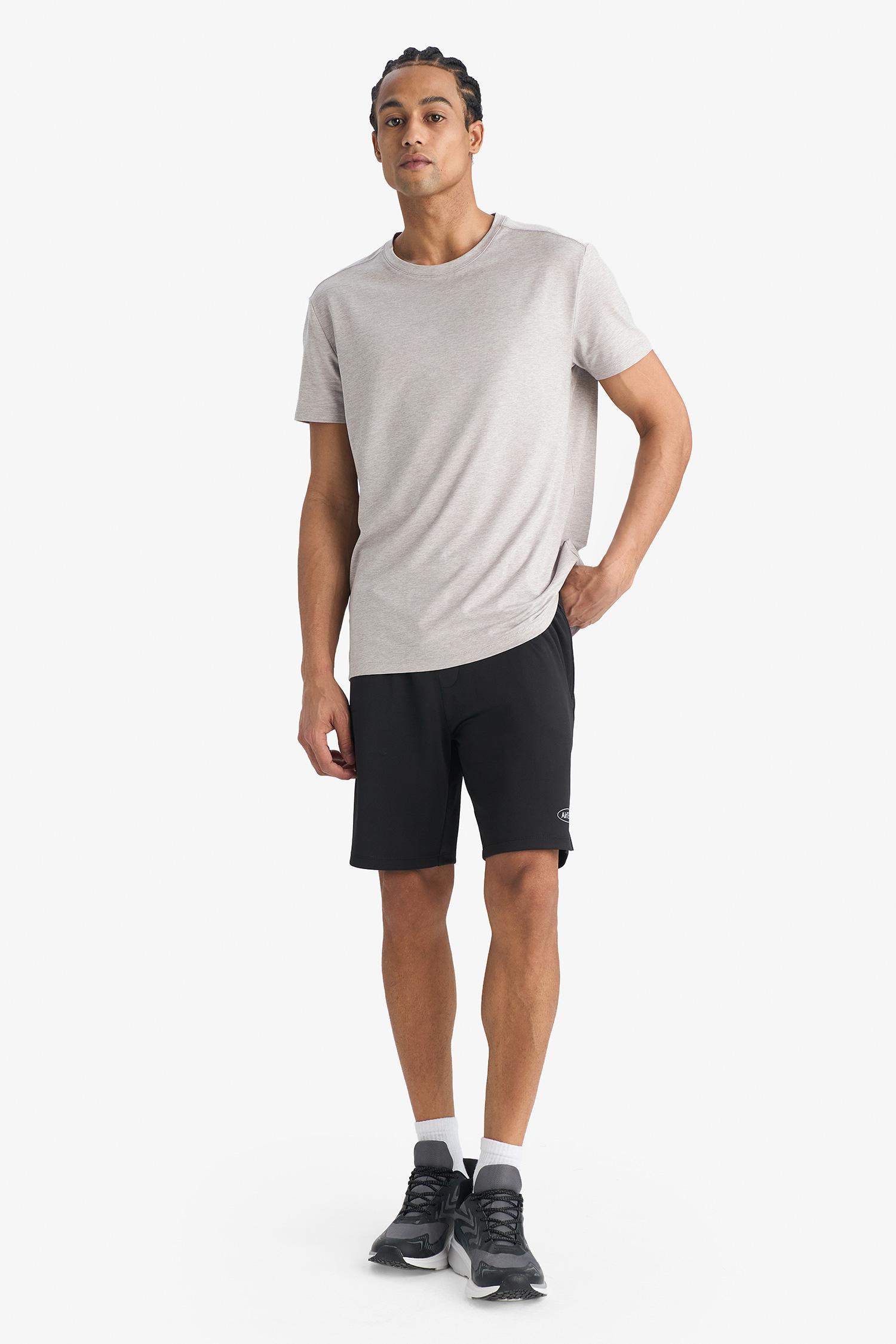 Standart Fit дөңгелек жағалы спорттық қысқа жеңді футболка