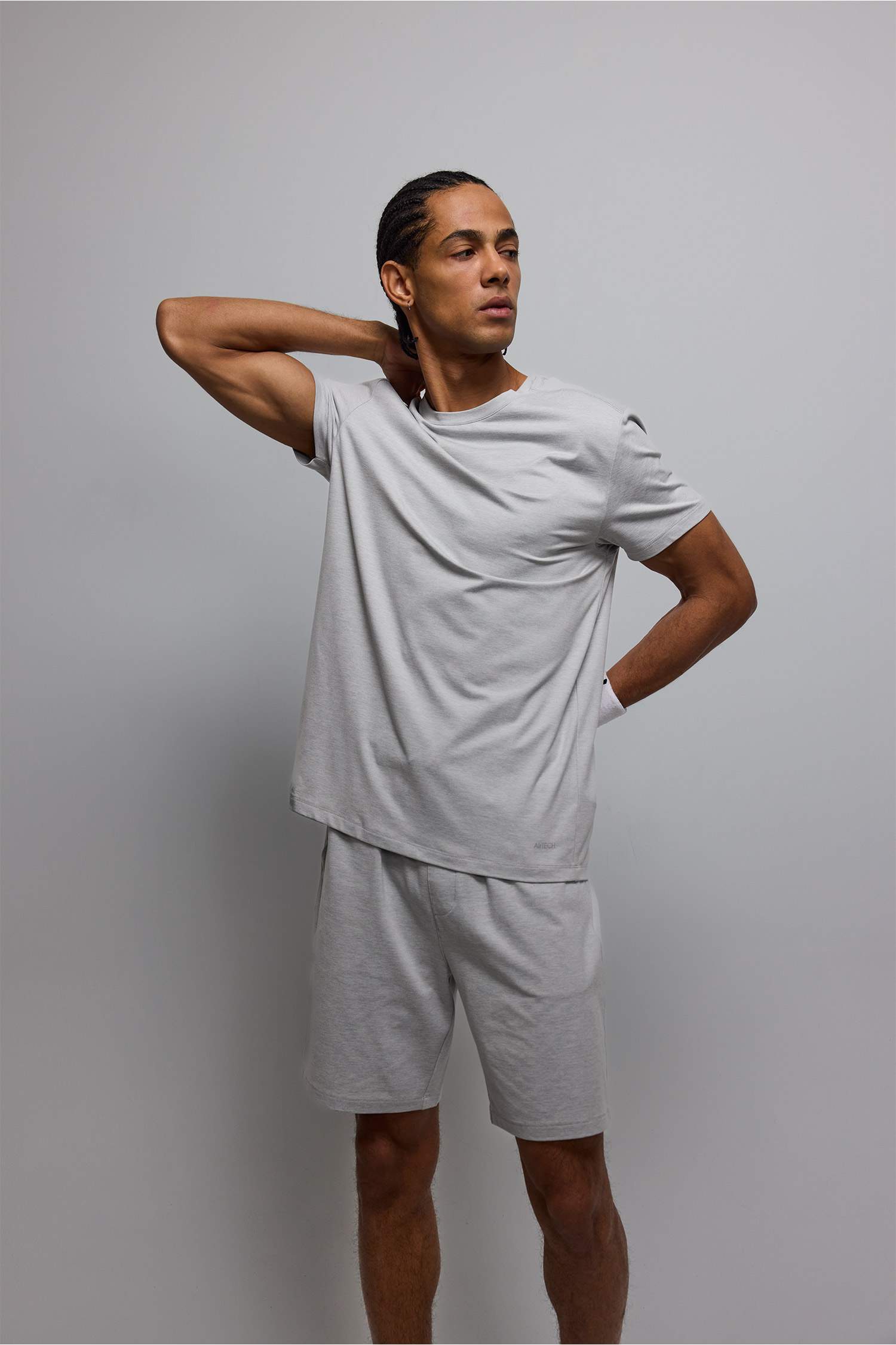 Standart Fit дөңгелек жағалы спорттық қысқа жеңді футболка