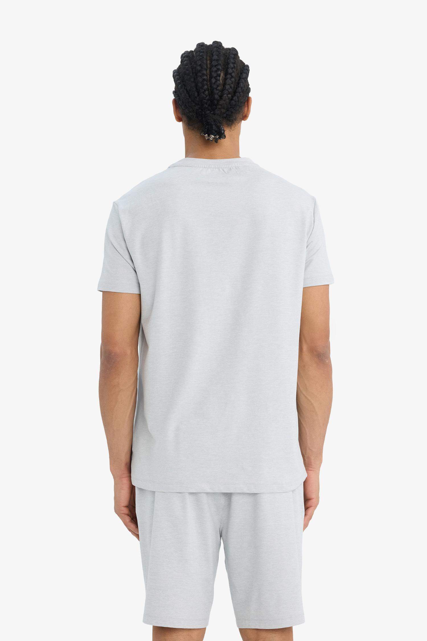 Standart Fit дөңгелек жағалы спорттық қысқа жеңді футболка