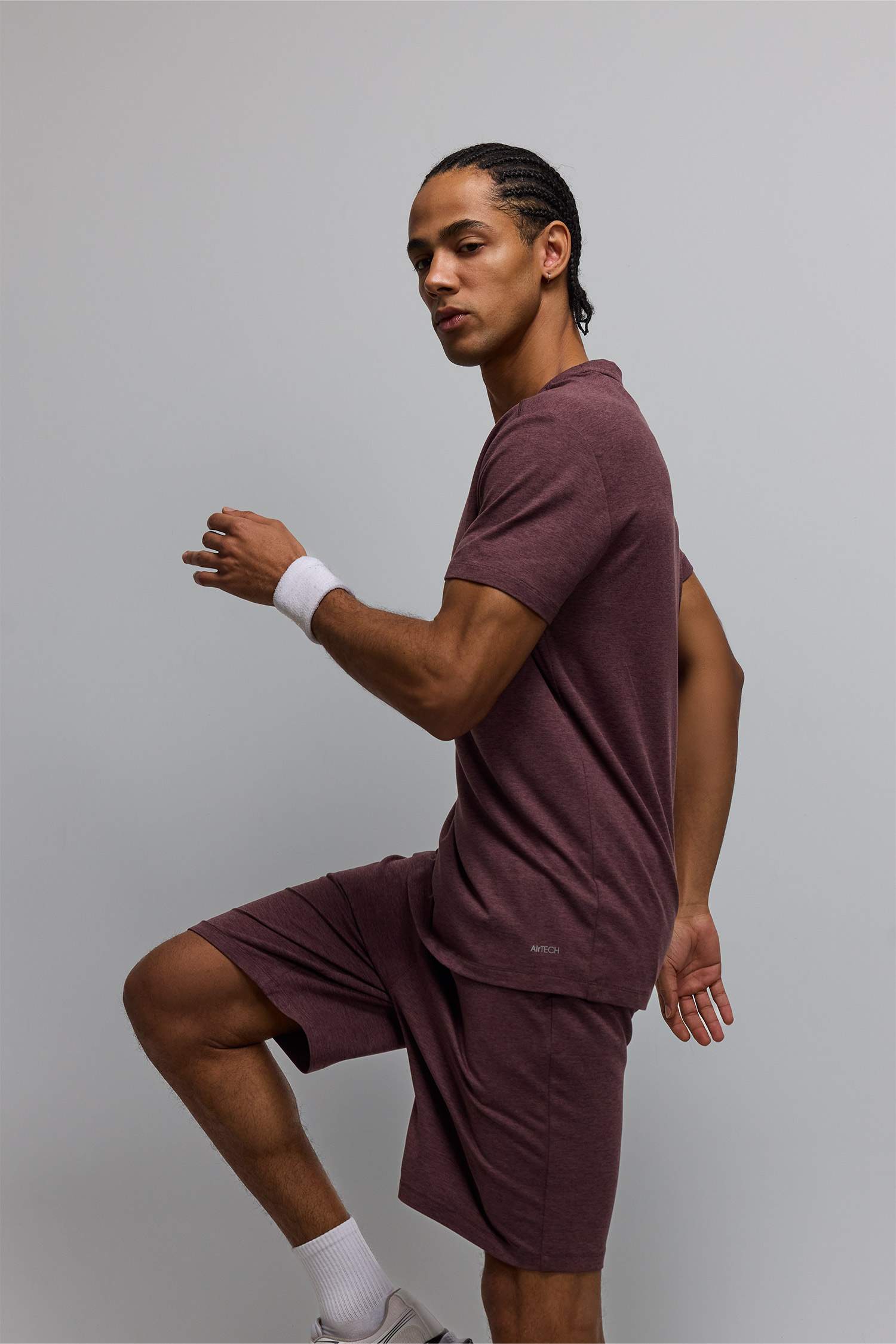 Standart Fit дөңгелек жағалы спорттық қысқа жеңді футболка