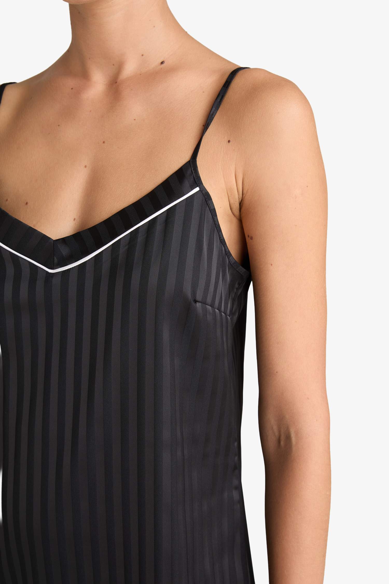 Regular Fit V Yaka Saten Askılı Gecelik-Fall in Love