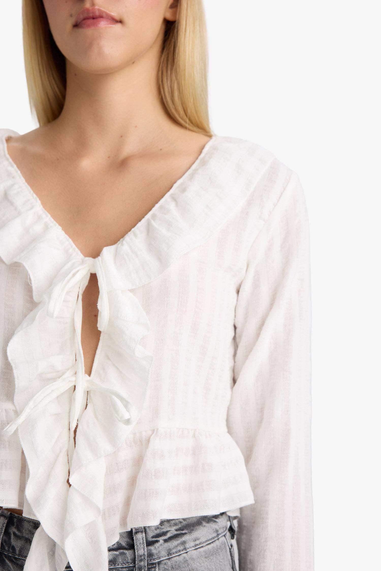 Blouse texturée à manches longues avec noeuds et volants Coupe régulière