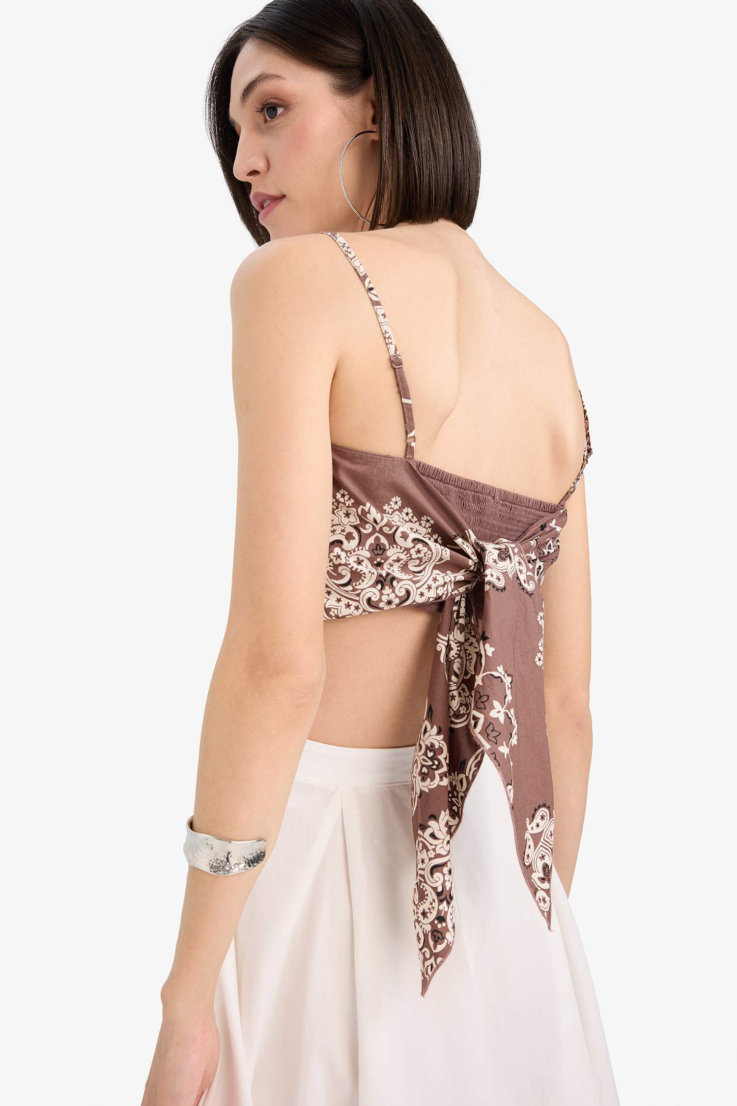 بلوزة كروب بحمالات بياخة مربعة من Afra x DeFacto