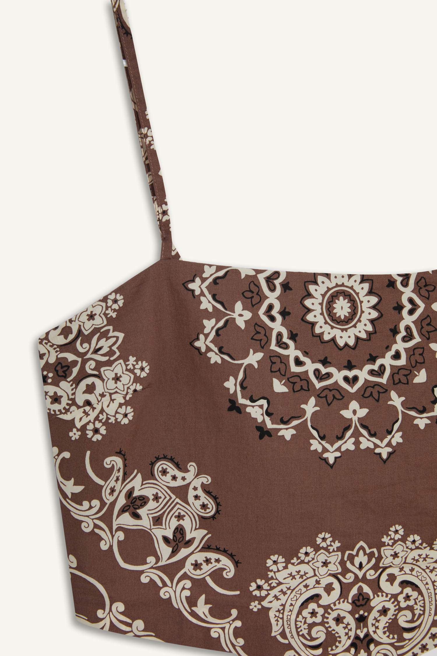 بلوزة كروب بحمالات بياخة مربعة من Afra x DeFacto