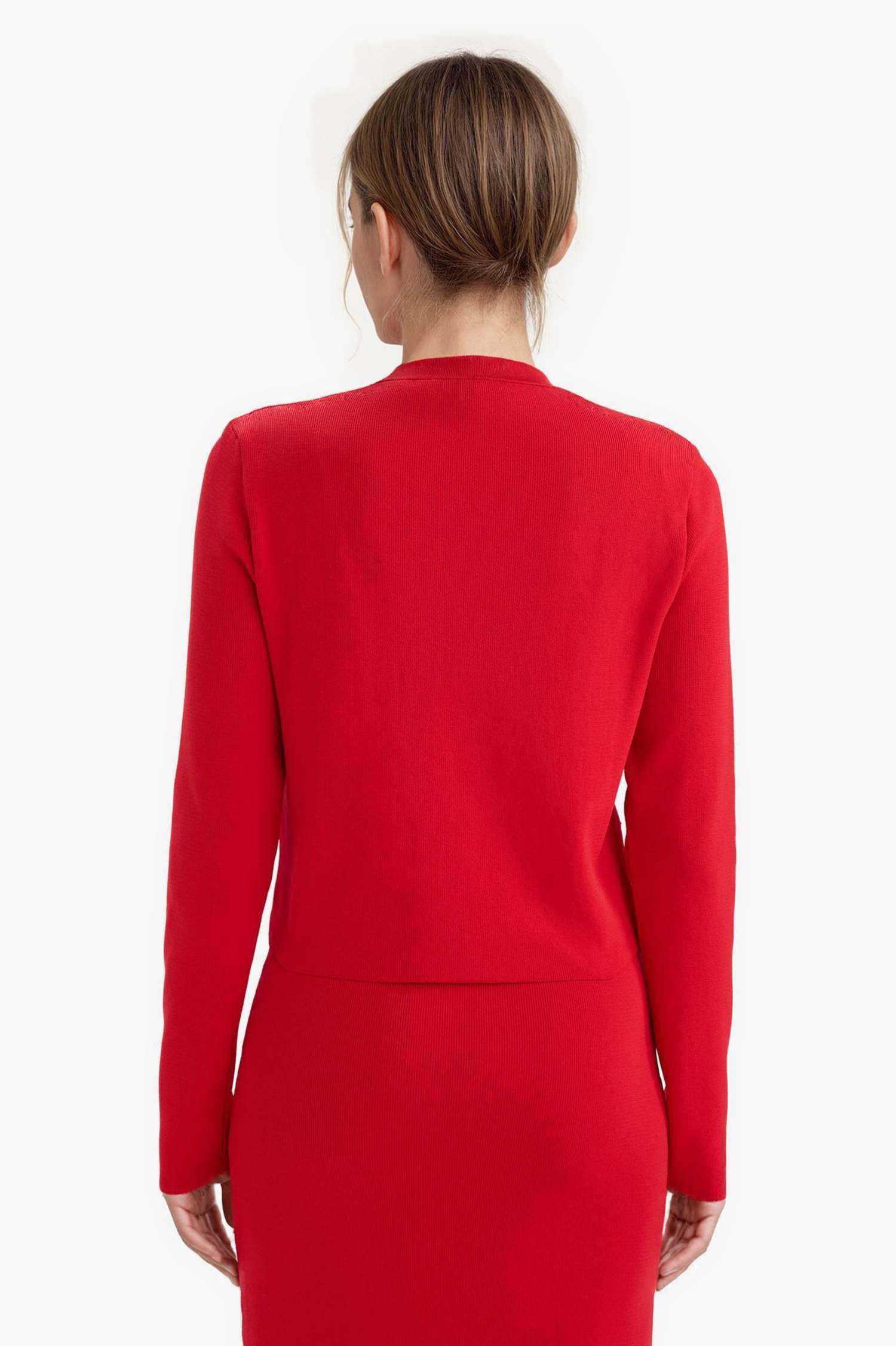 جاكيت تريكو قصة عادية بياخة مستديرة