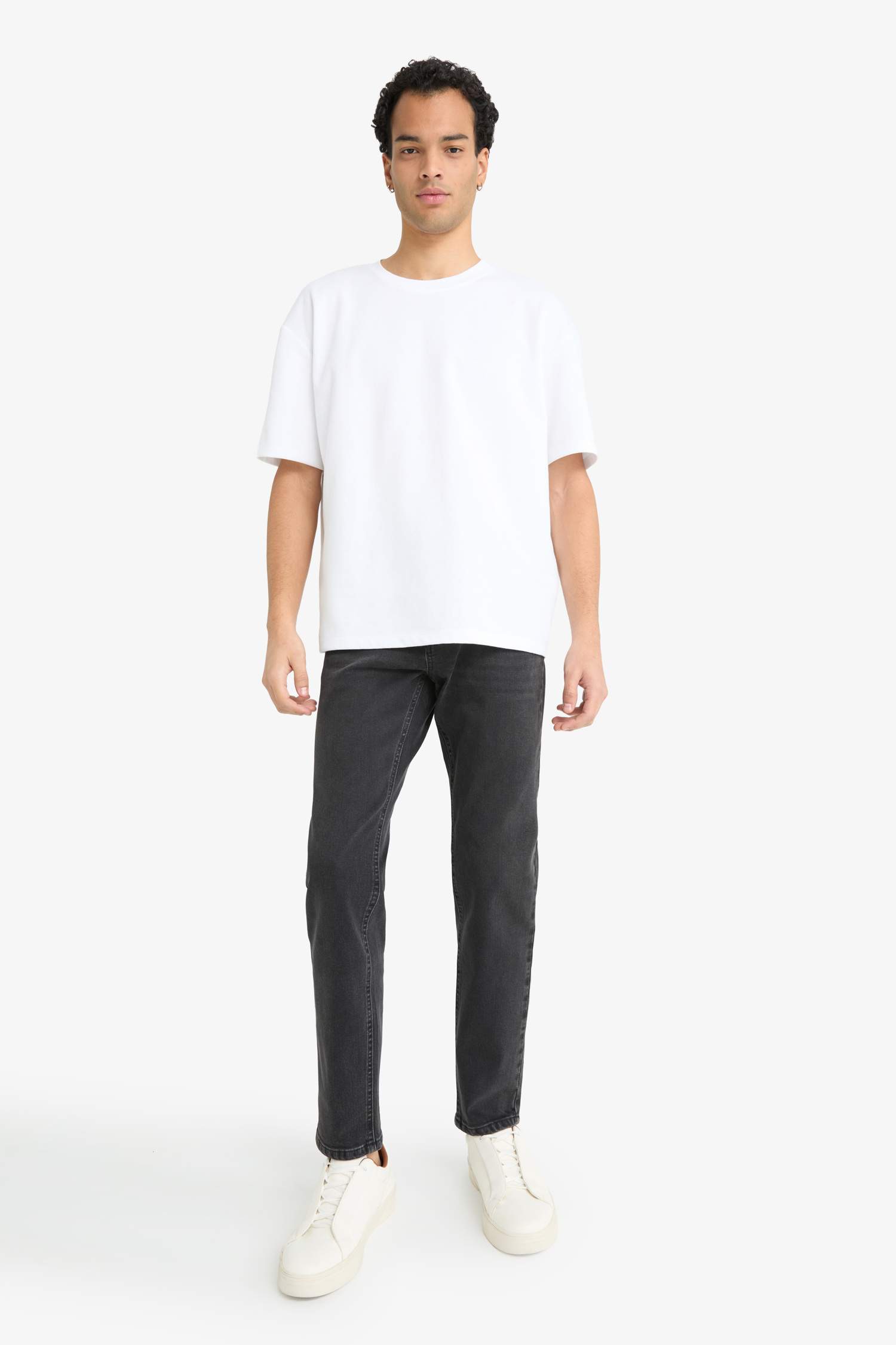 سروال جينز برجل عادي