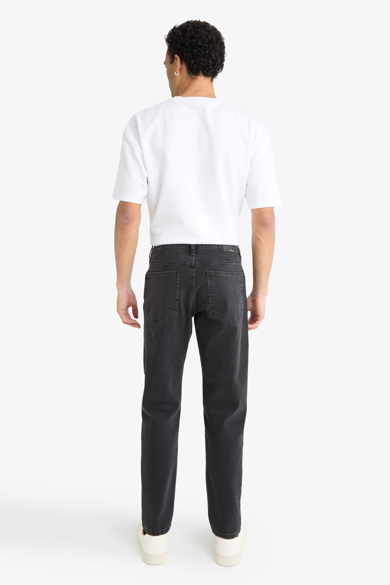 سروال جينز برجل عادي