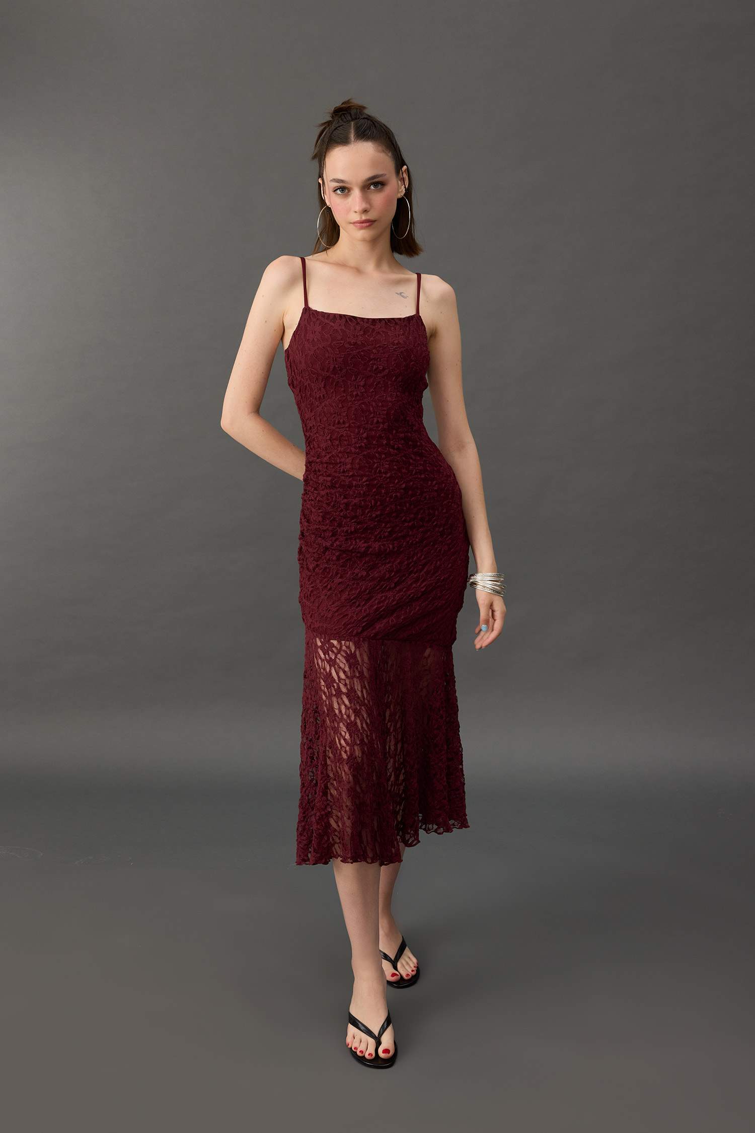 فستان ميدي دانتيل سليم فيت بوديكون بحمالات