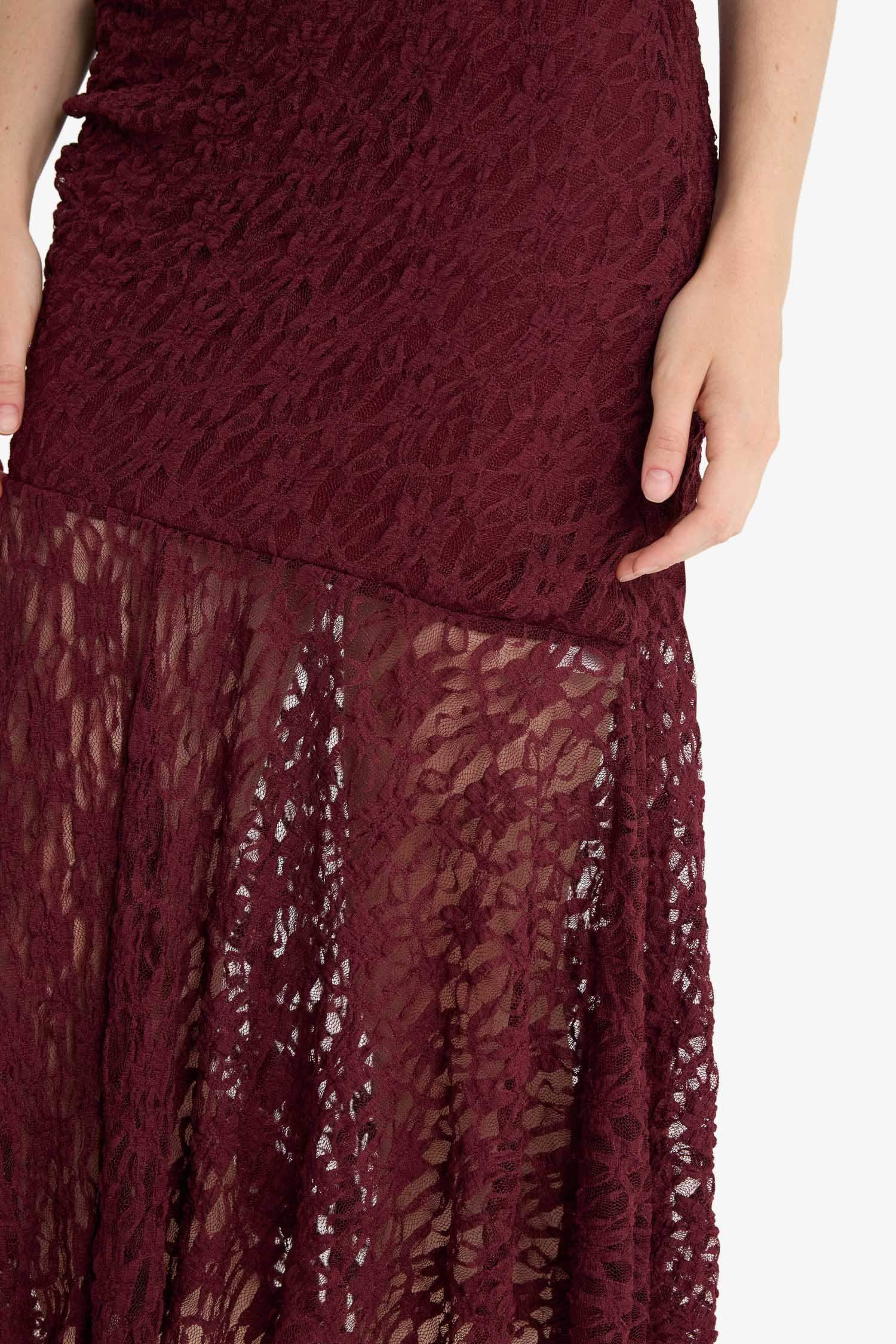 فستان ميدي دانتيل سليم فيت بوديكون بحمالات