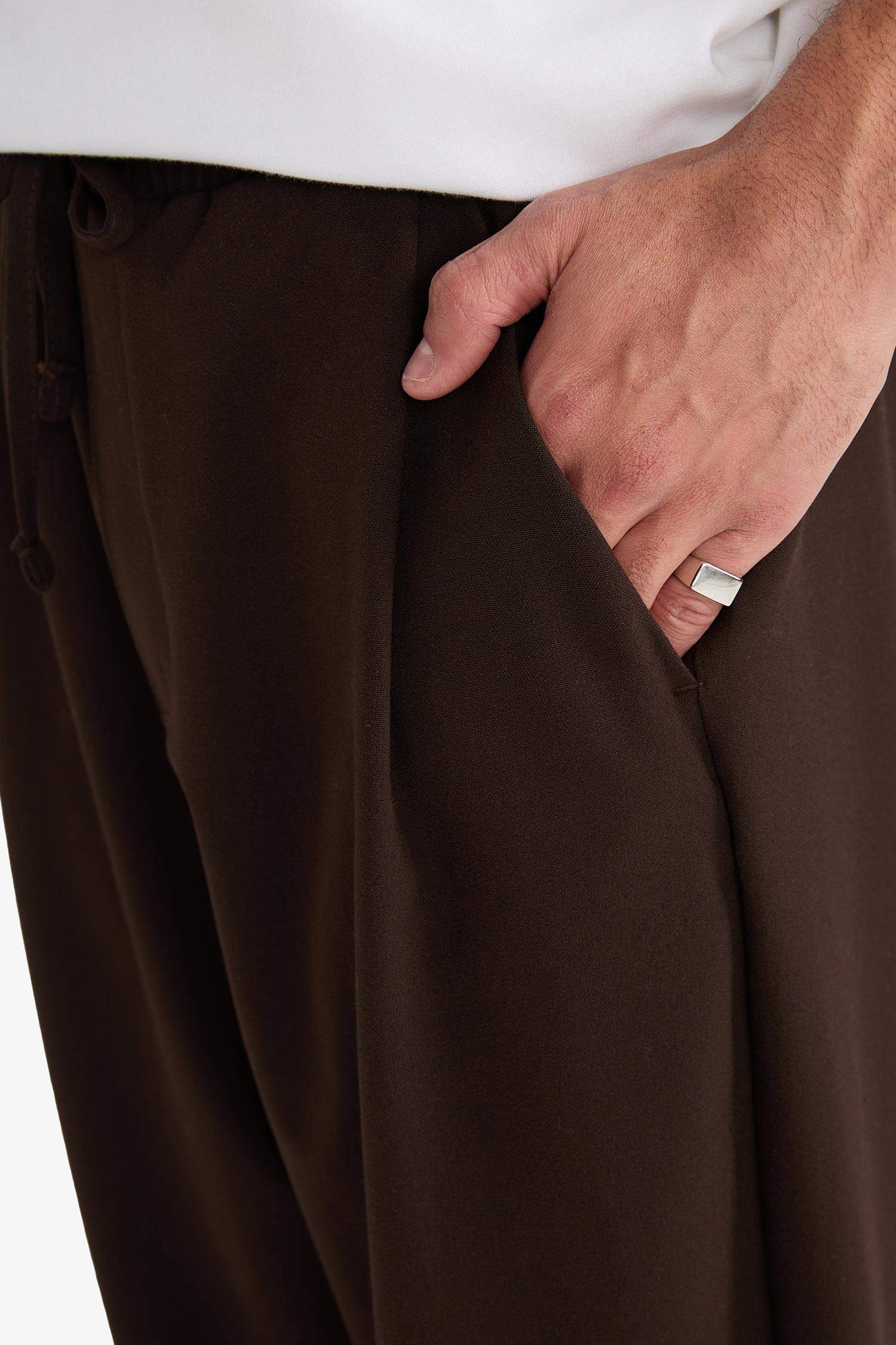 Barrel Fit Geniş Düz Paça Cepli Pantolon