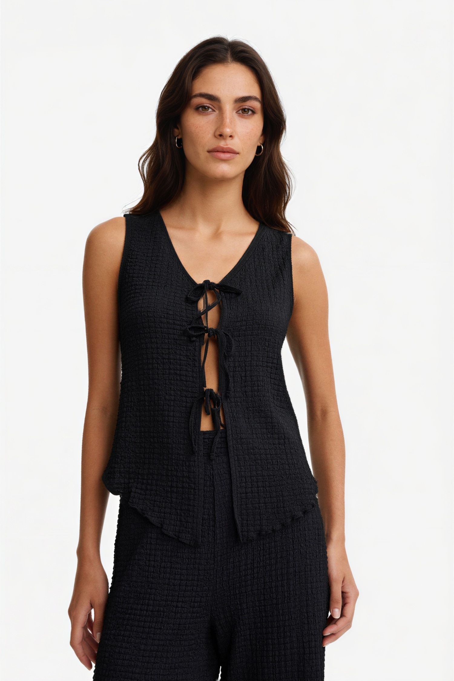 DeFacto Slim Fit Dar Kesim V Yaka Önden Bağlamalı Kırışık Dokulu Kolsuz Bluz görsel 3