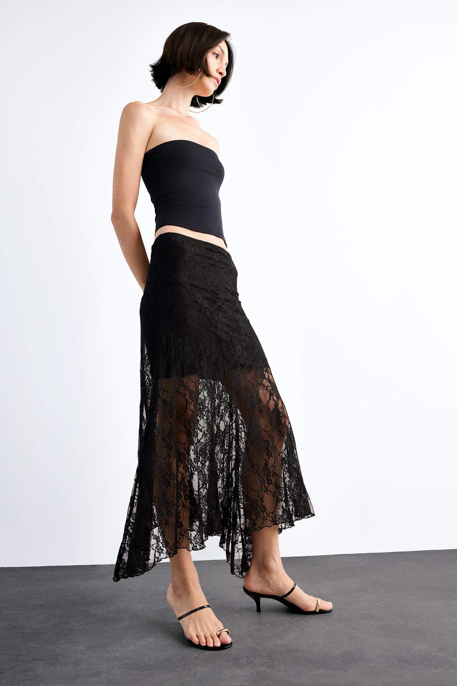 تنورة ميدي دانتيل بخصر مطاطي بنصف بطانة