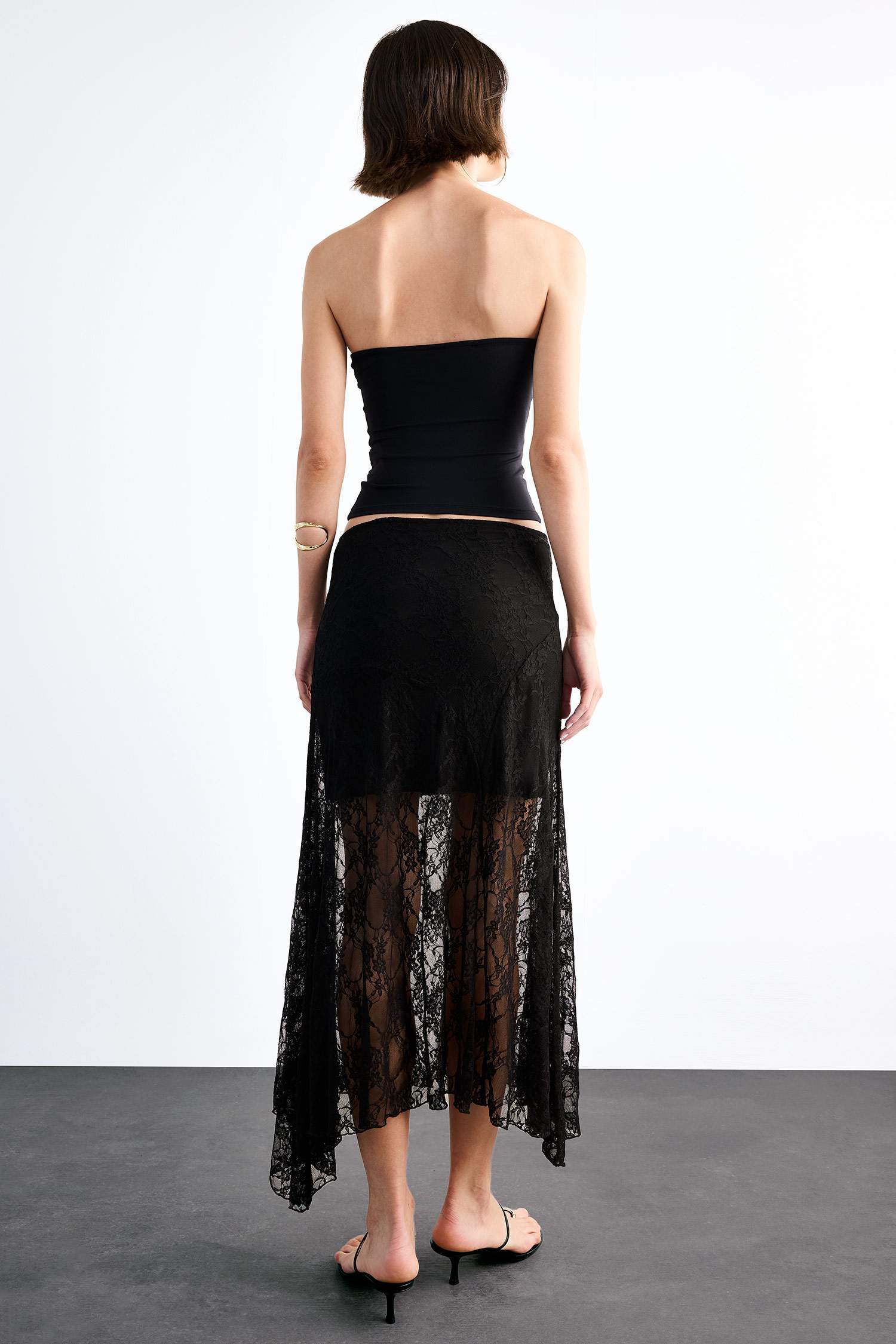 تنورة ميدي دانتيل بخصر مطاطي بنصف بطانة