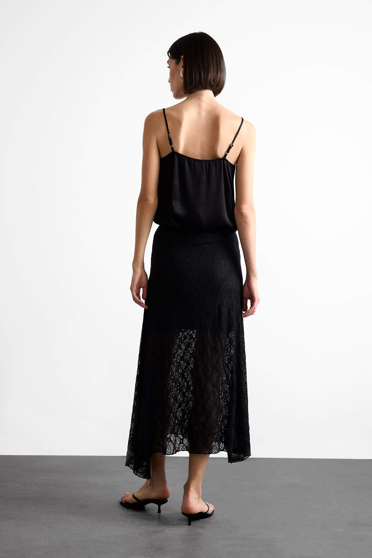 Beli Lastikli Maxi Asimetrik Siyah Dantel Etek