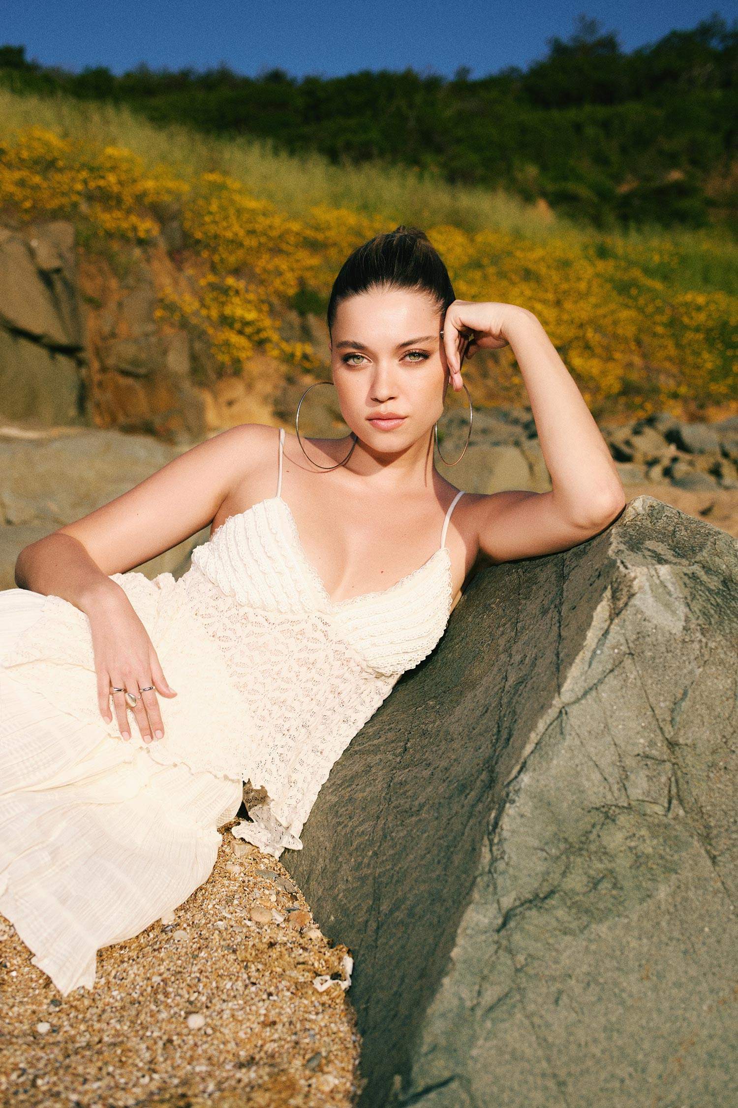 Afra x DeFacto Fitted V Yaka Dantel Askılı Bluz