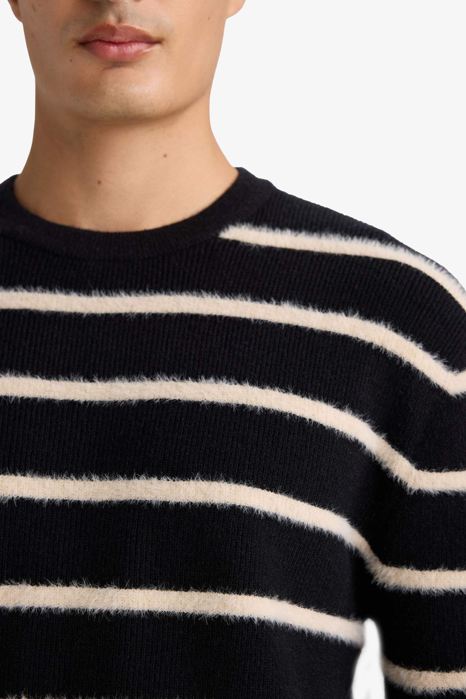 Standard Fit Crew Neck Knitwear Pullover
