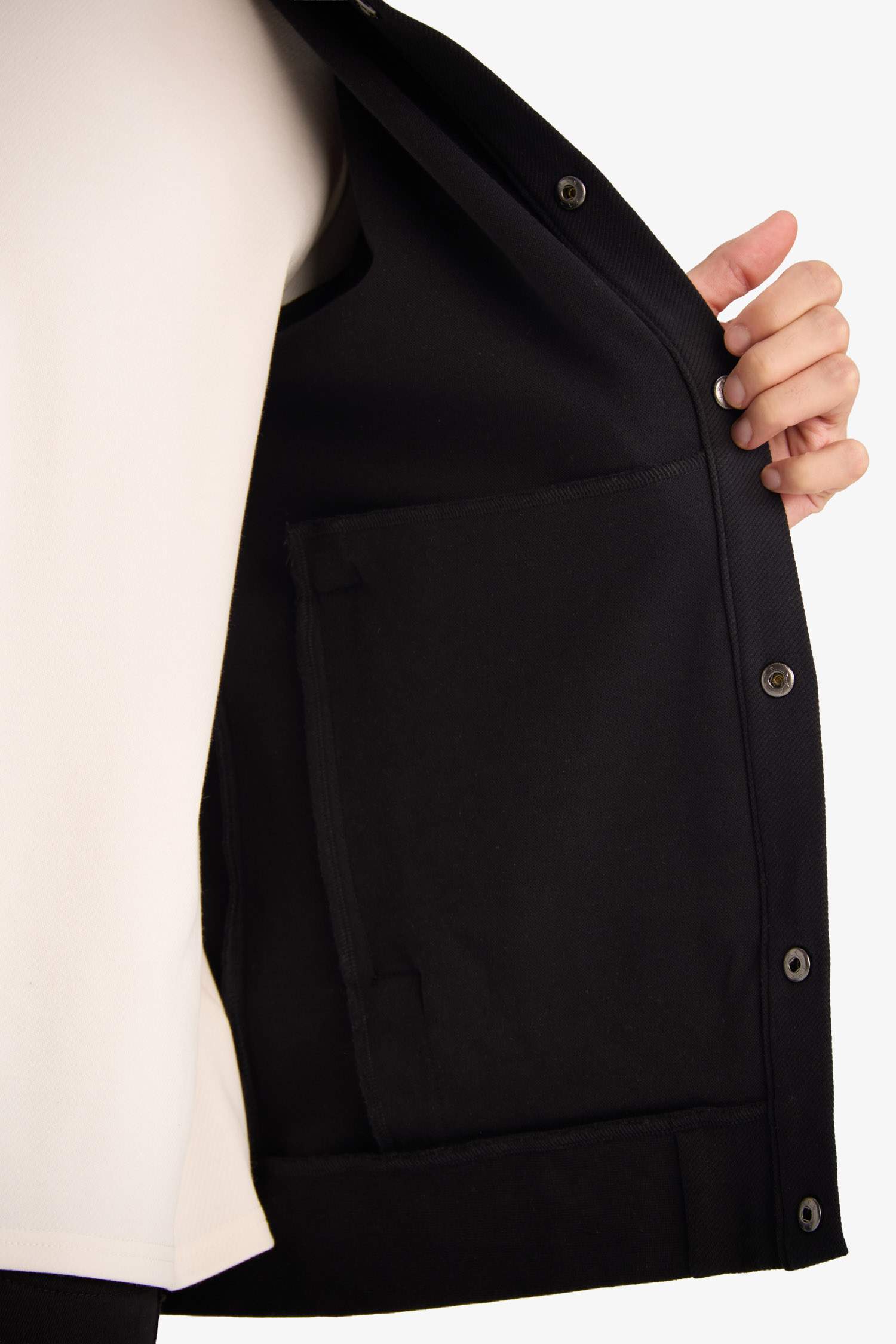 سترة برقبة مستديرة  بأزرار وجيوب