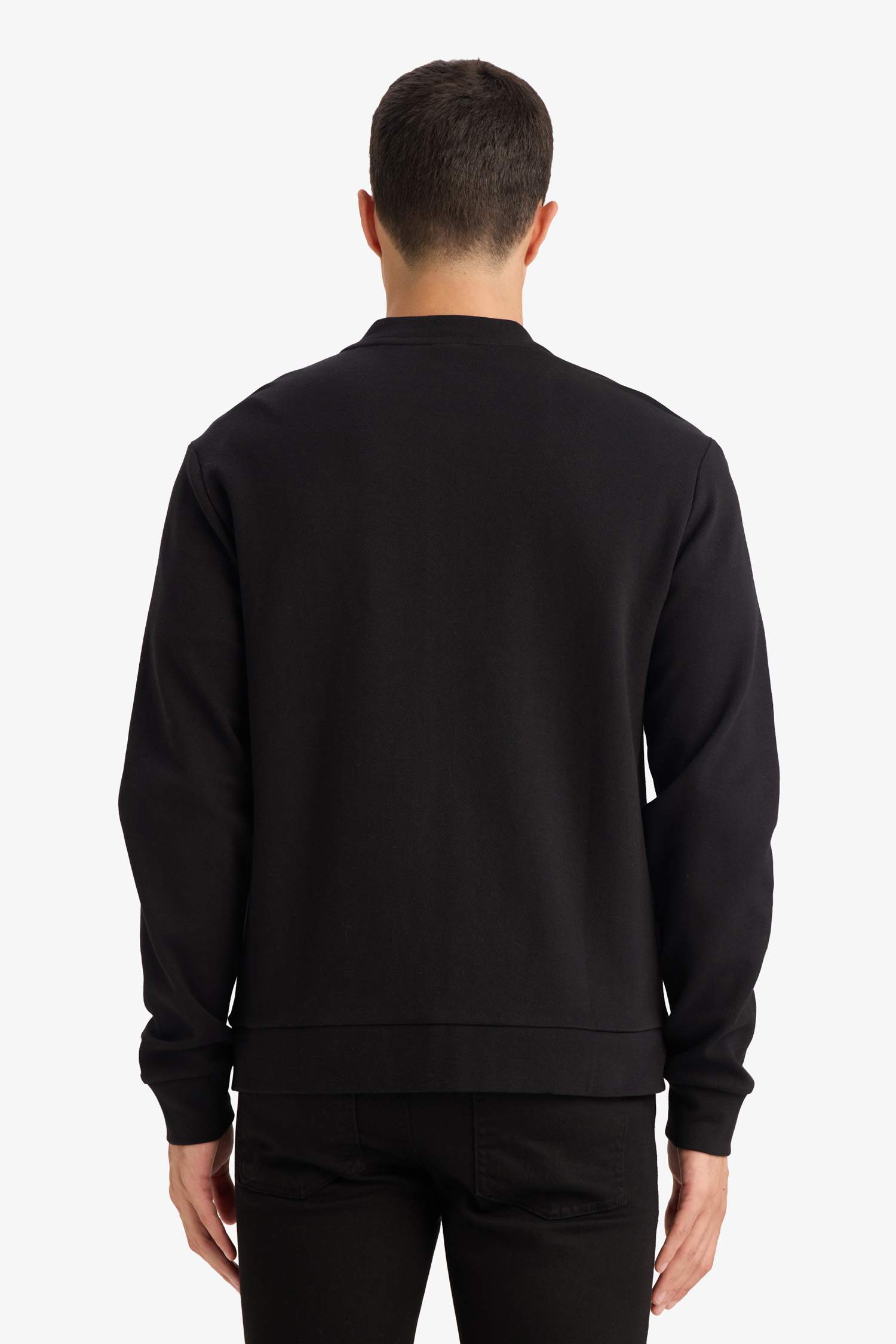 سترة برقبة مستديرة  بأزرار وجيوب