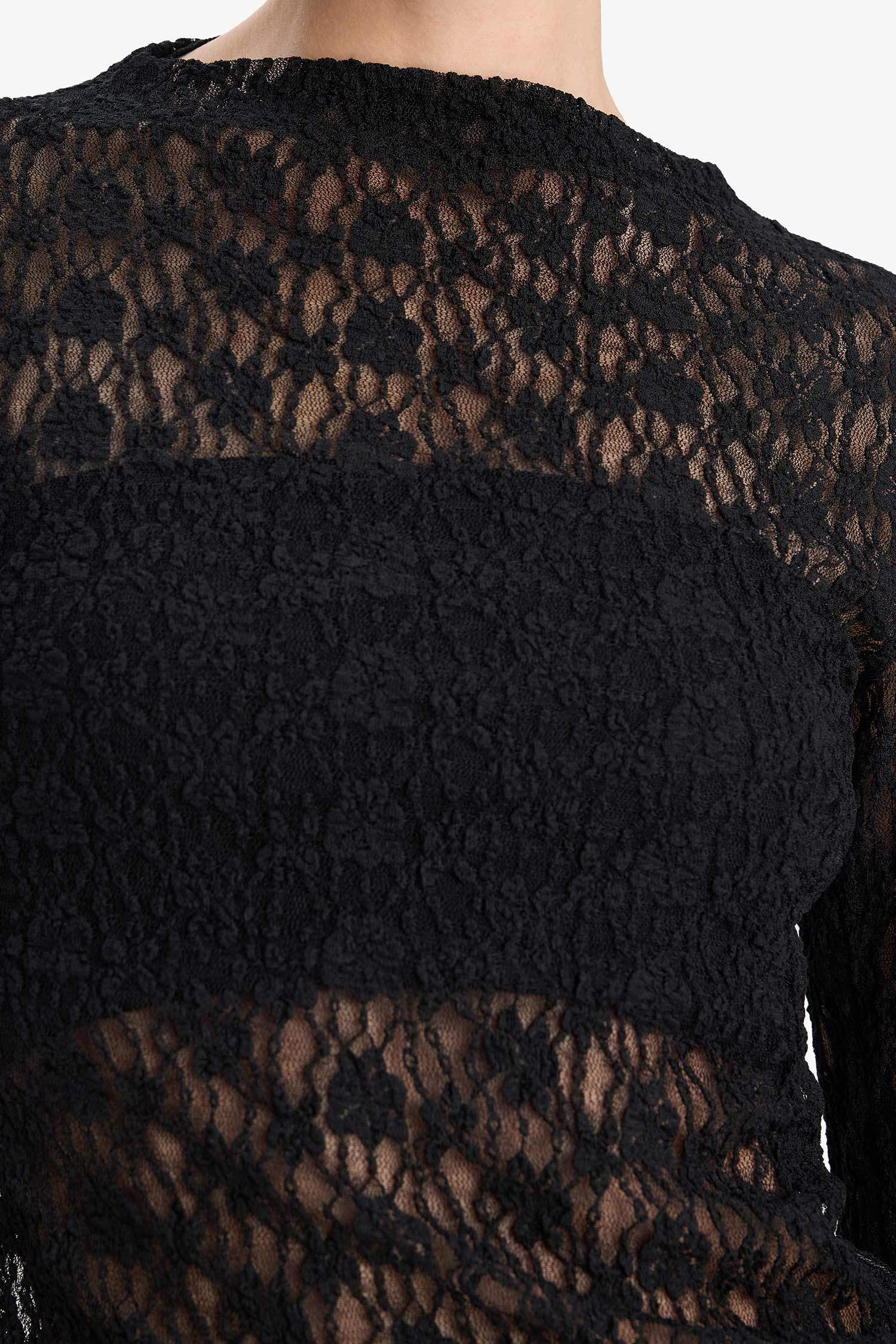 Slim Fit Dar Kesim Kayık Yaka Dantel Uzun Kollu Bluz