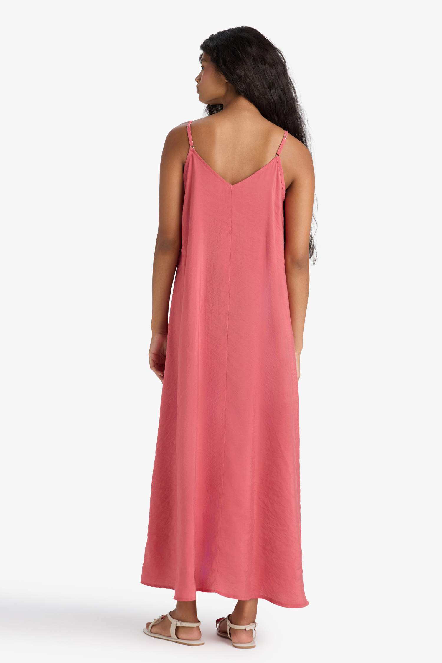 فستان طويل منسوج بياخة V بحمالات رفيعة