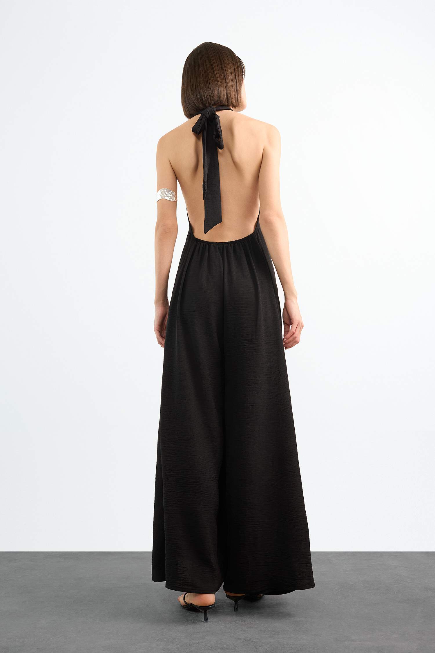 جمبسوت طويل برجل واسع ورباط من الرقبة