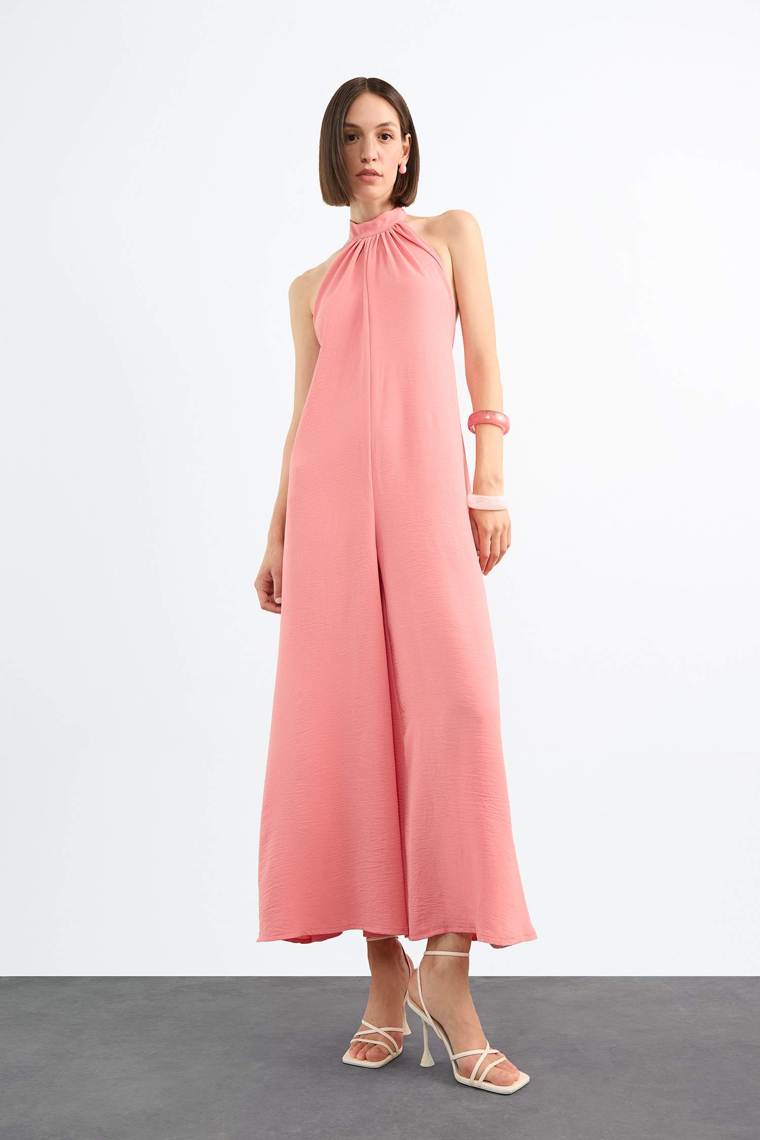 جمبسوت طويل برجل واسع ورباط من الرقبة