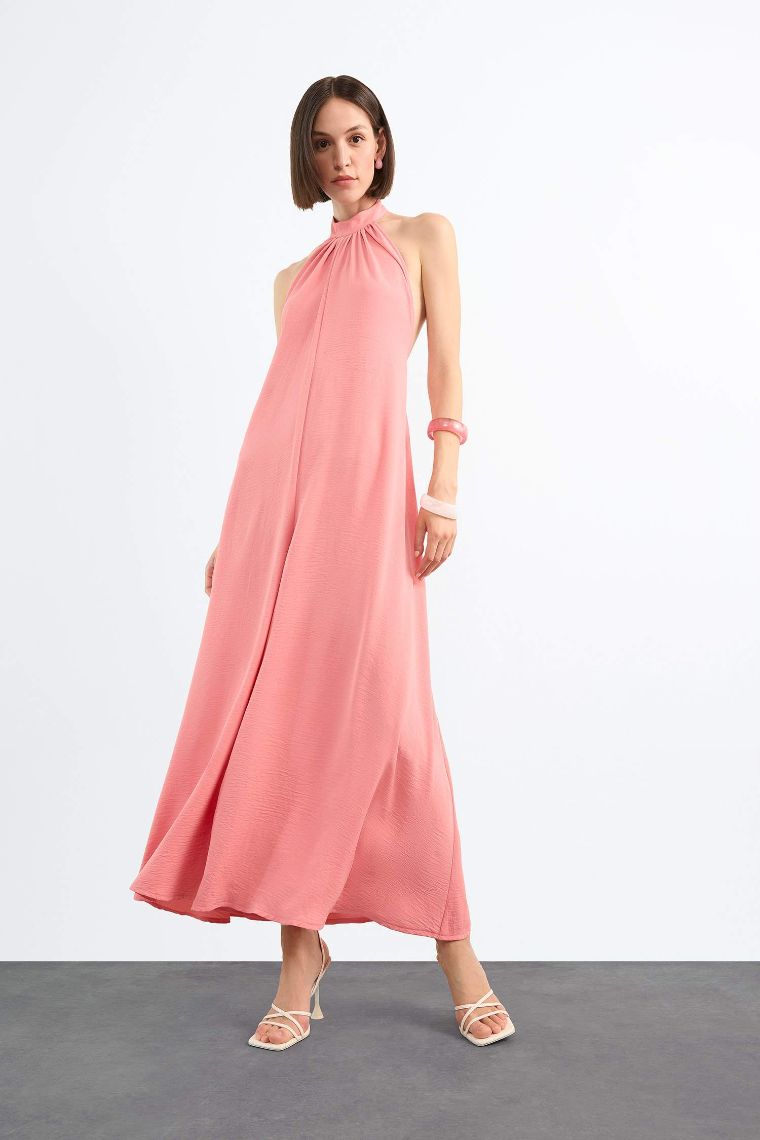 جمبسوت طويل برجل واسع ورباط من الرقبة