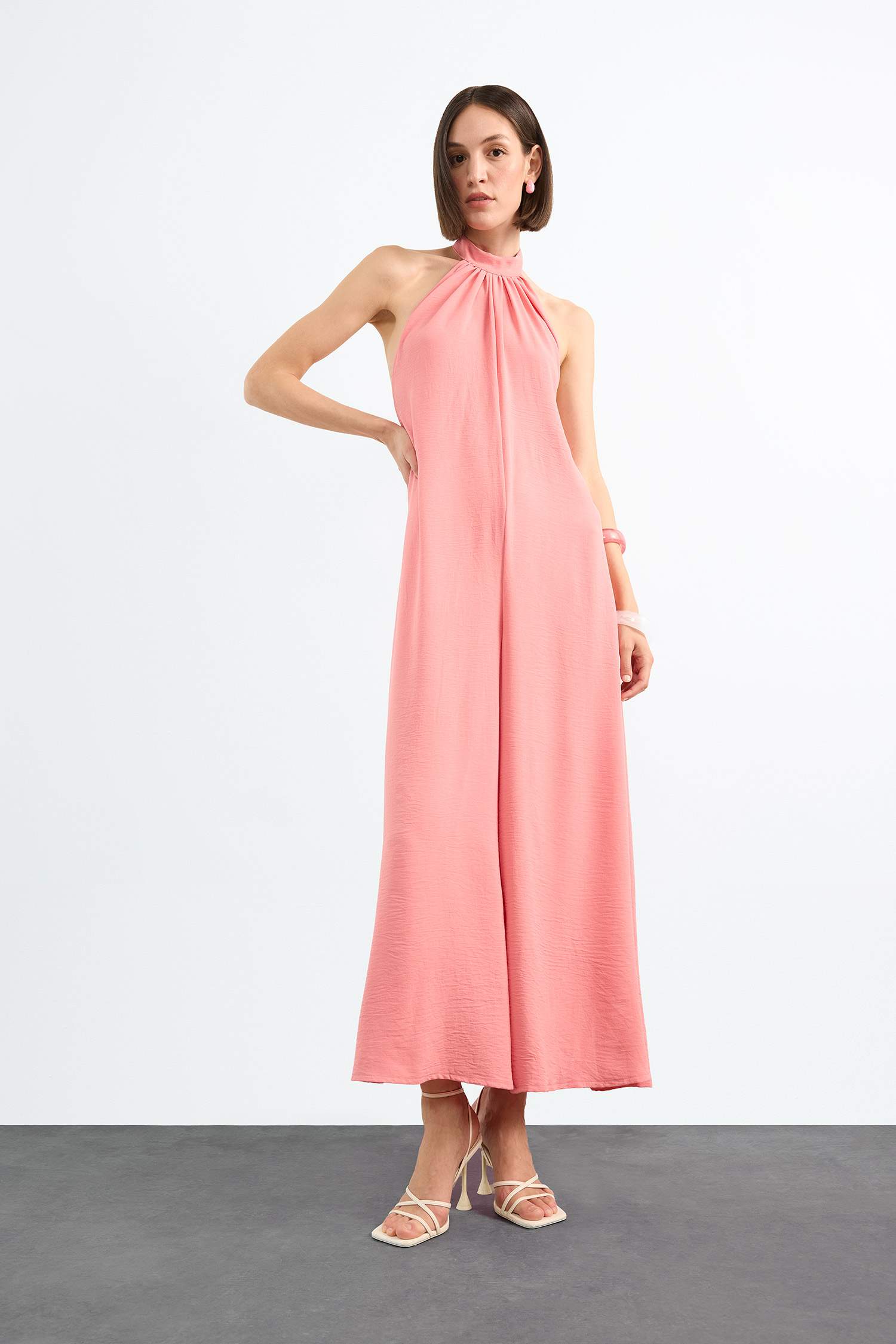 جمبسوت طويل برجل واسع ورباط من الرقبة