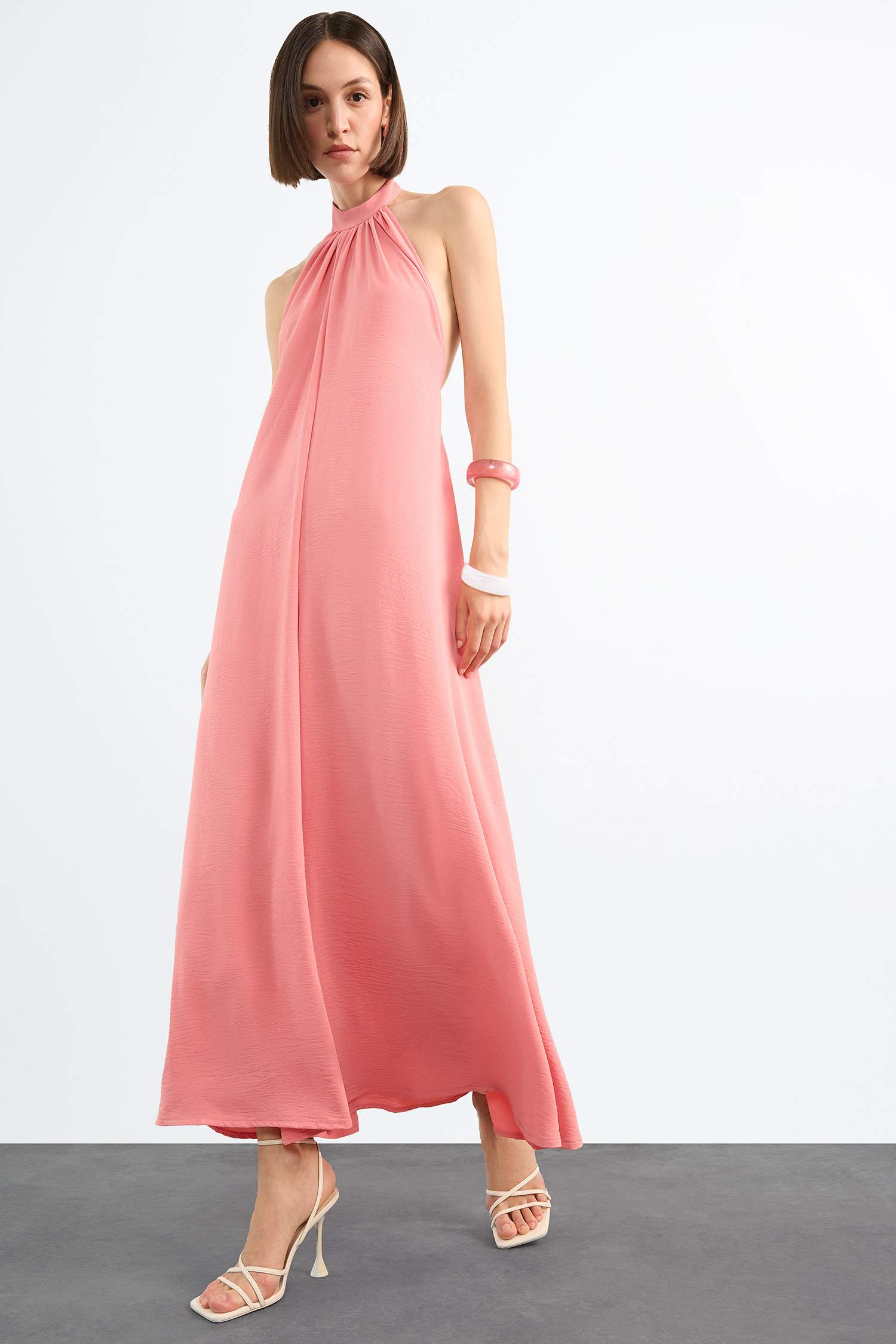 جمبسوت طويل برجل واسع ورباط من الرقبة