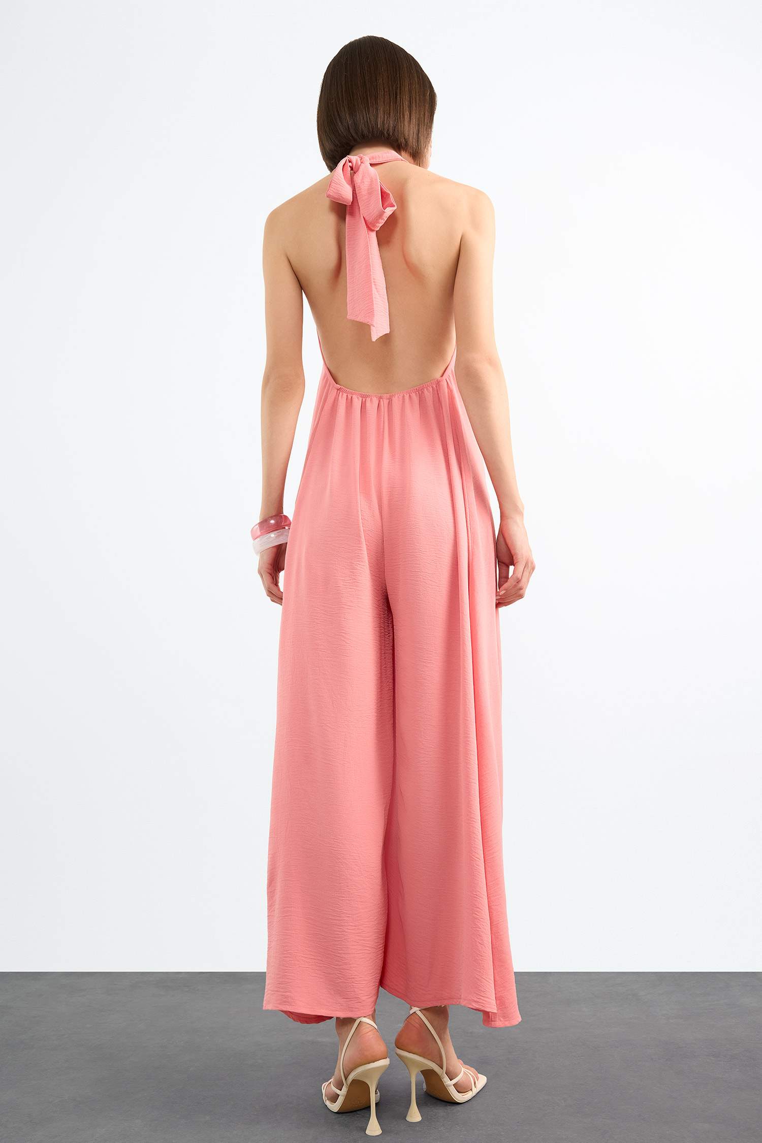 جمبسوت طويل برجل واسع ورباط من الرقبة