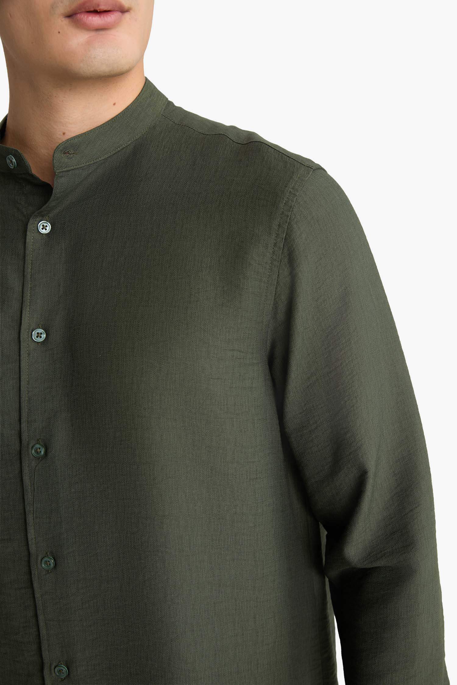 قميص كم طويل قصة عادية وياقة عالية