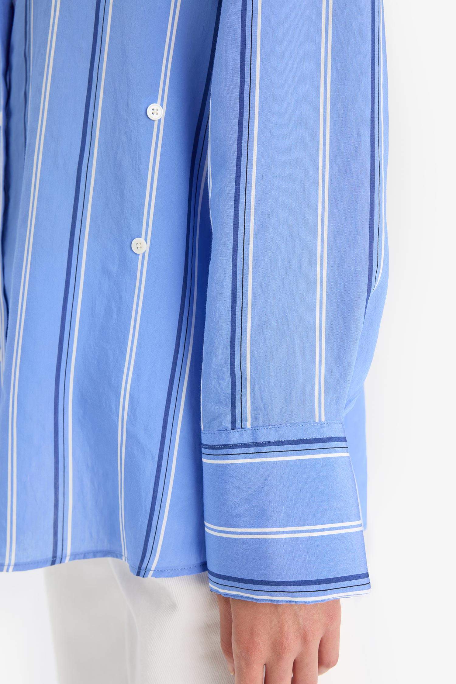 قميص مخطط كم طويل قصة عادية