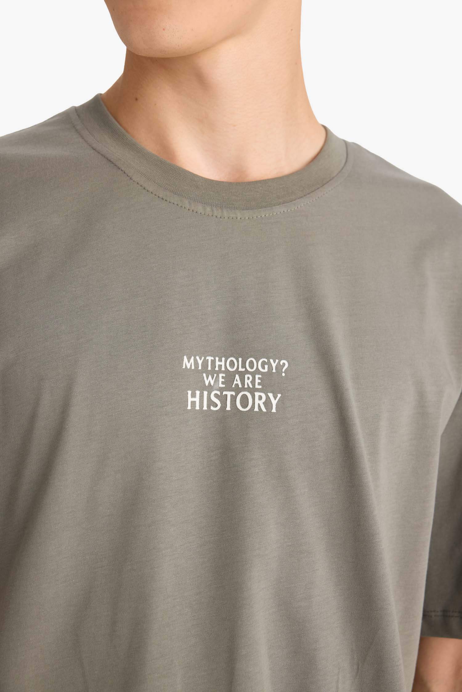 %100 Pamuk Boxy Fit Rahat Kesim Bisiklet Yaka Sırt Baskılı Kısa Kollu Tişört