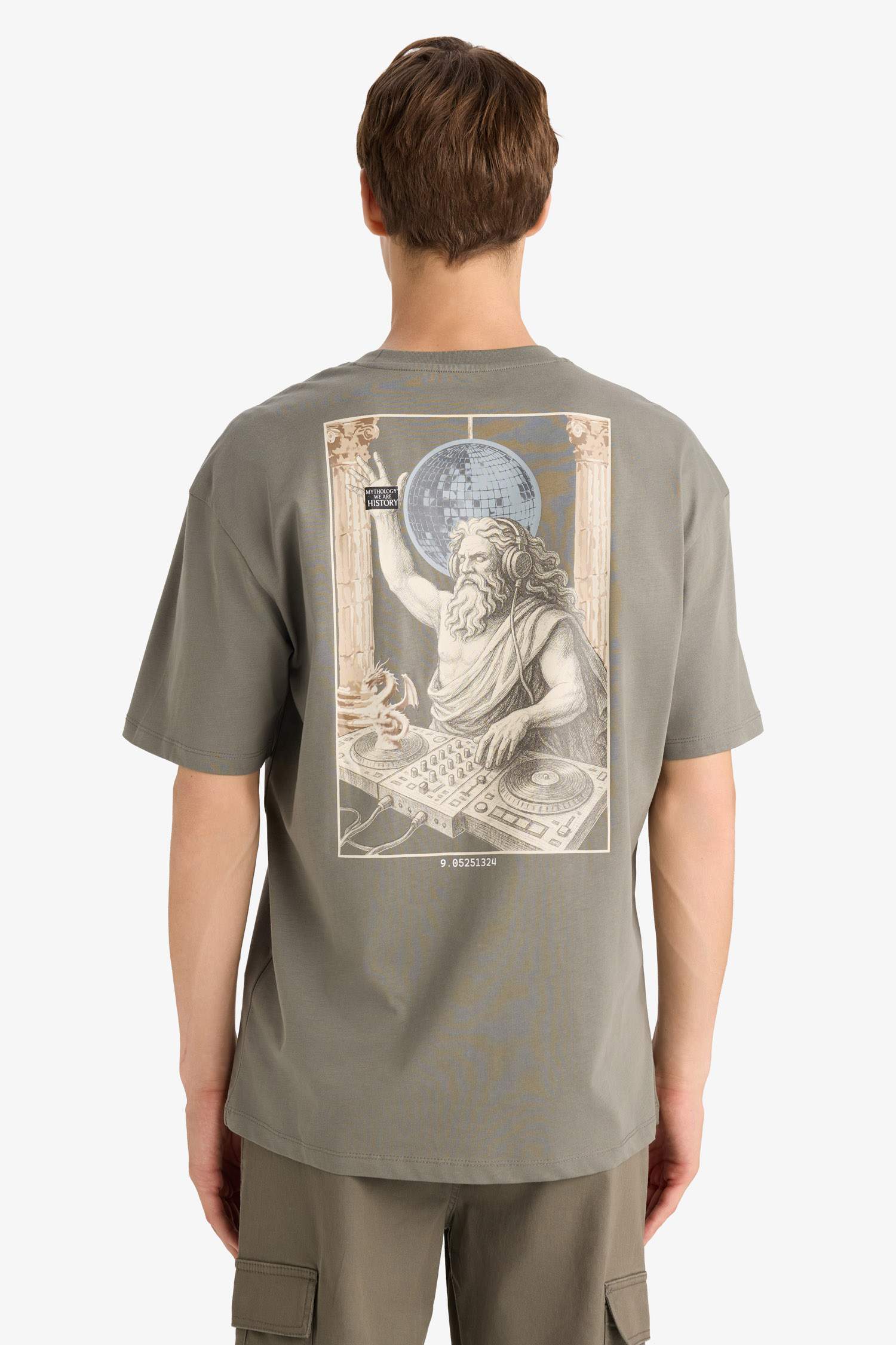 %100 Pamuk Boxy Fit Rahat Kesim Bisiklet Yaka Sırt Baskılı Kısa Kollu Tişört