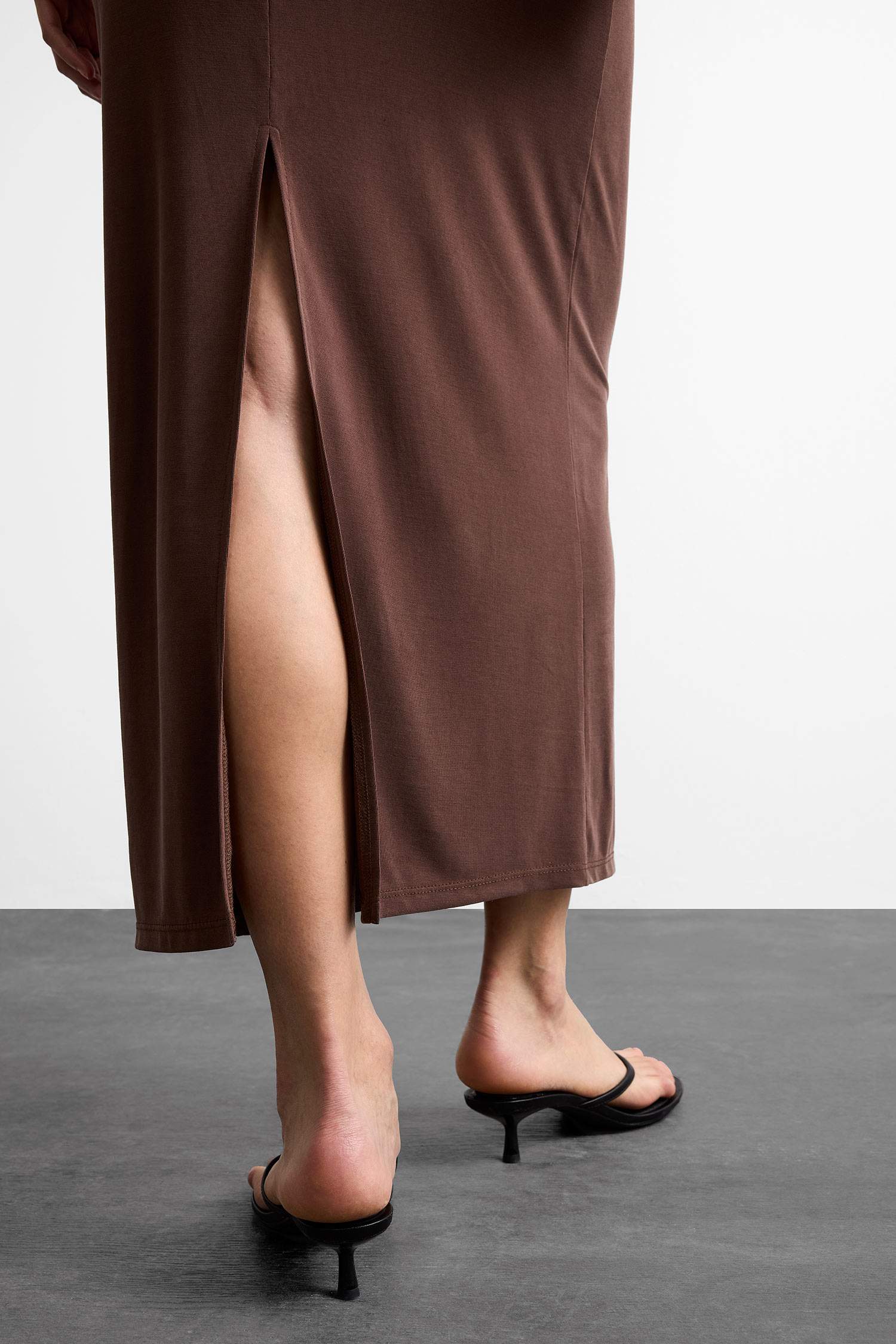 Slim Fit Dar Kesim Yırtmaçlı Midi Etek