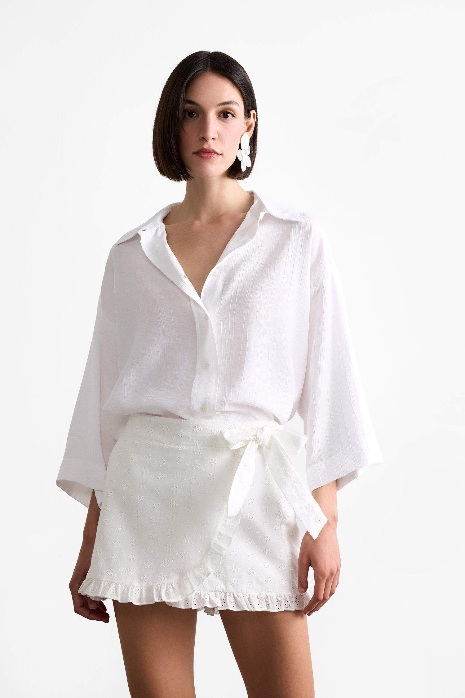 شورت قصير ابيض برباط