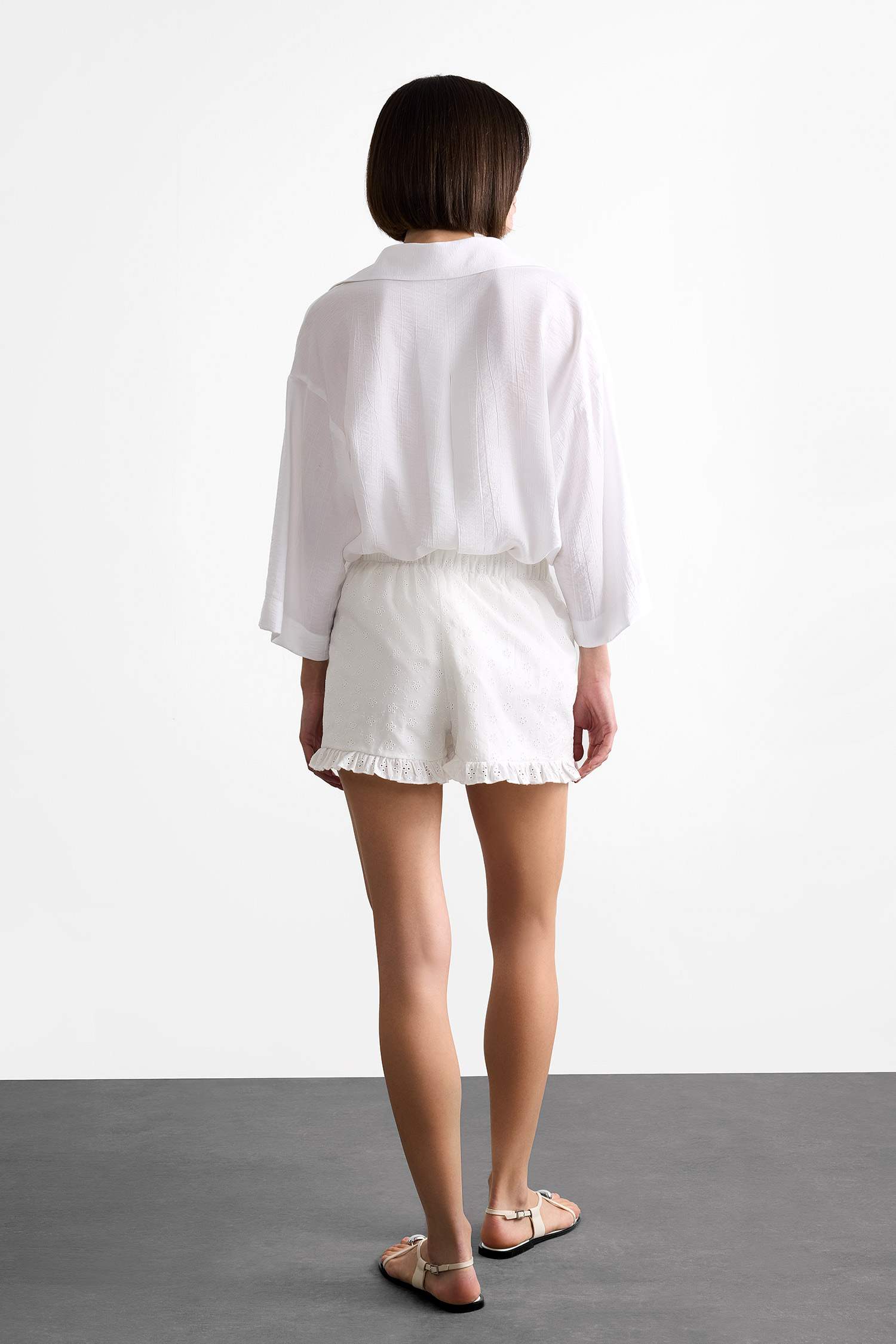 شورت قصير ابيض برباط