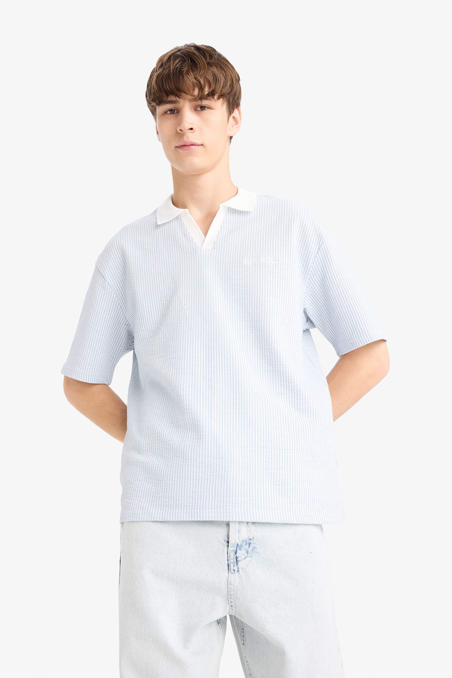 Boxy Fit Rahat Kesim Seersucker Kumaş Polo Yaka Çizgili Kısa Kollu Tişört