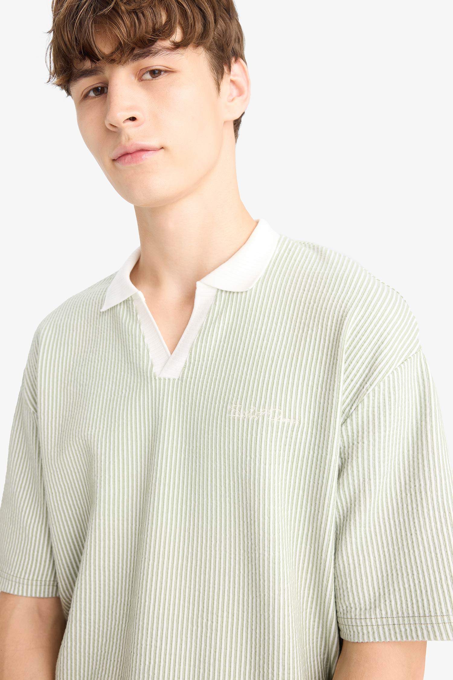 Boxy Fit Rahat Kesim Seersucker Kumaş Polo Yaka Çizgili Kısa Kollu Tişört