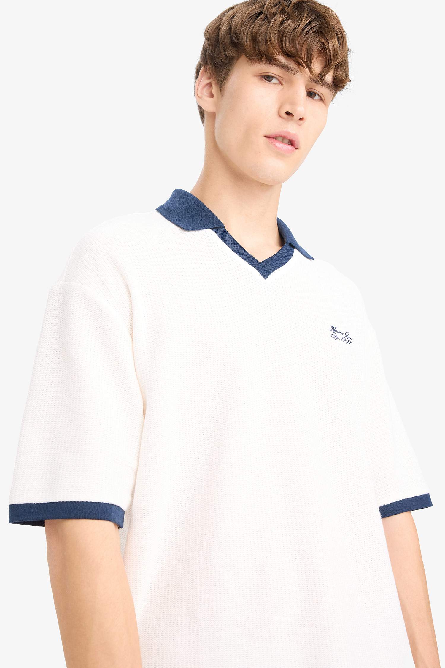 Boxy Fit Rahat Kesim Polo Yaka Kontrast Renkli Dokulu Kısa Kollu Tişört