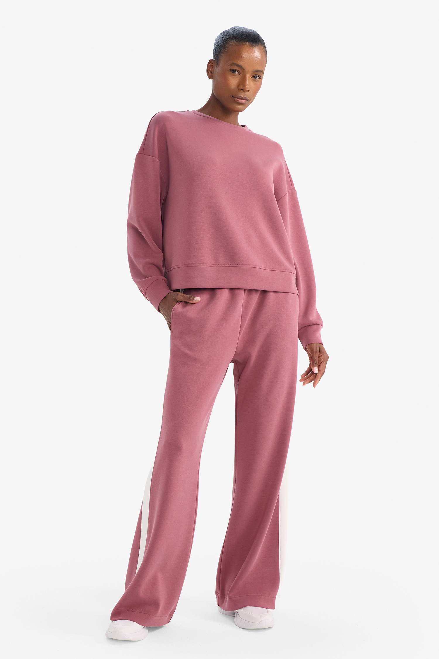 سويت شيرت رياضي برقبة مستديرة