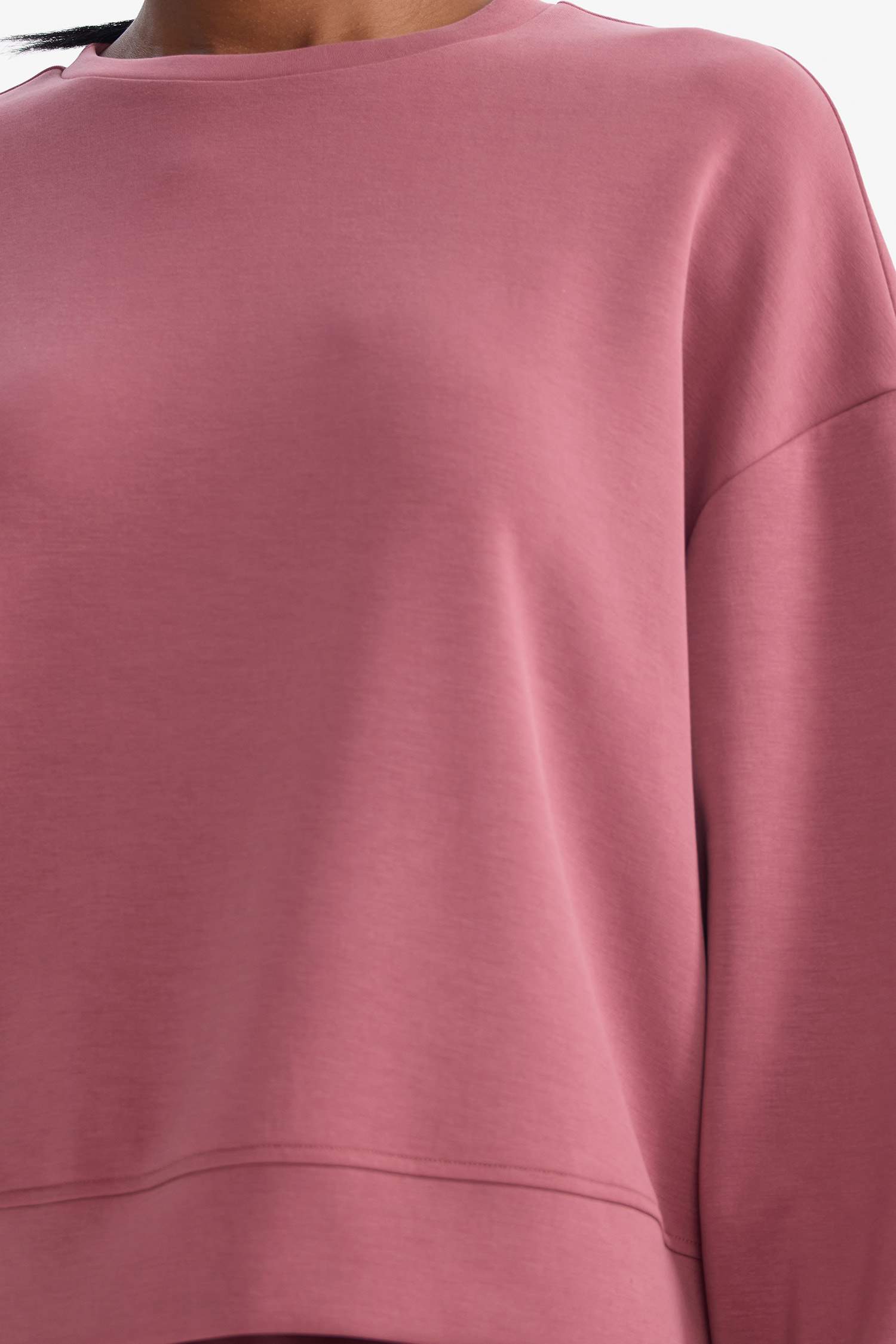 سويت شيرت رياضي برقبة مستديرة