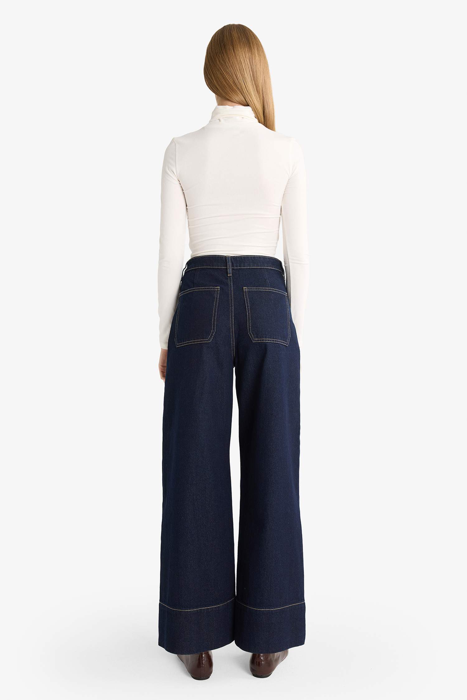 بنطلون جينز كروب برجل واسع وخصر عالي