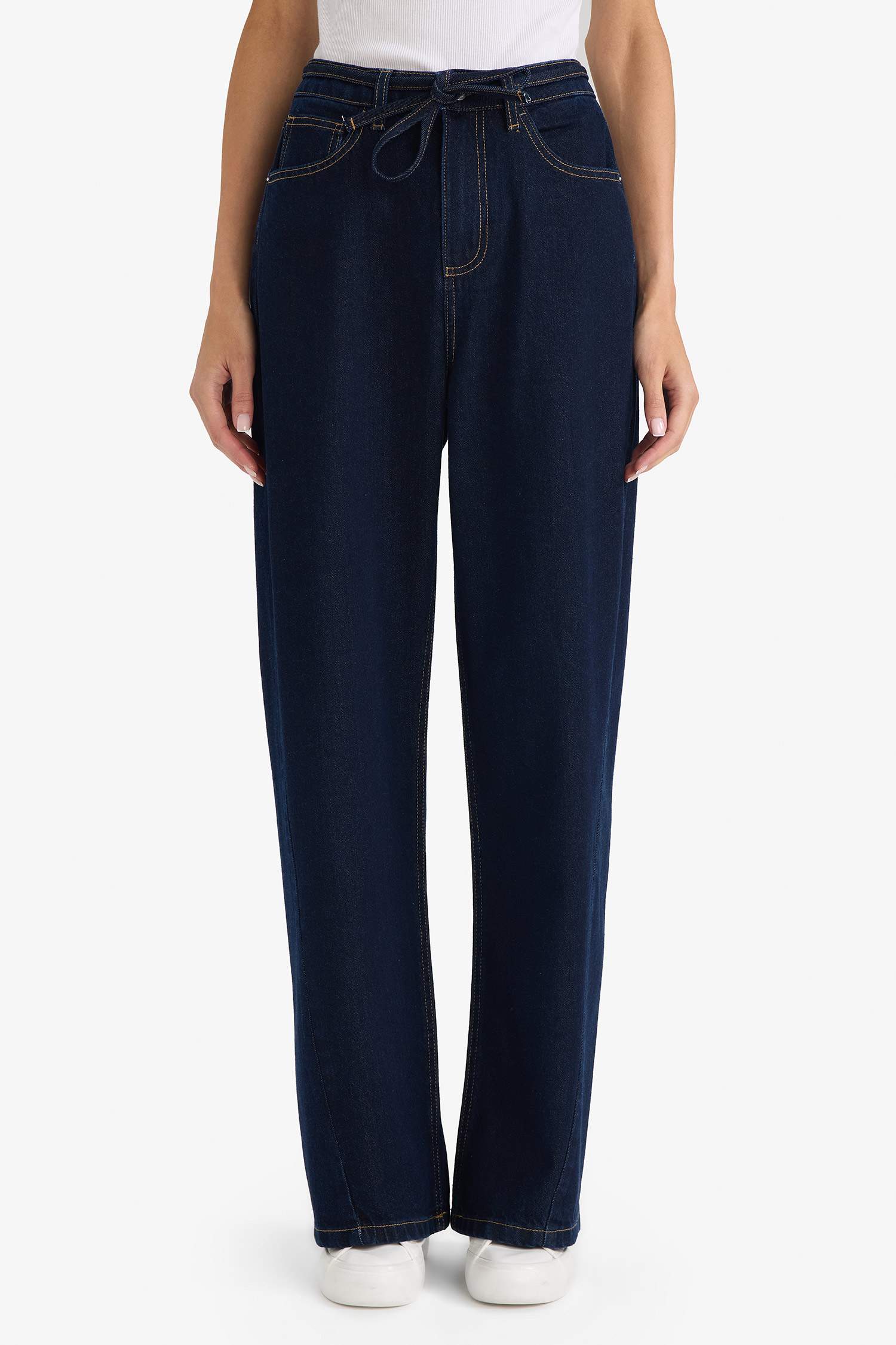 سروال جينز وايد ليج برجل عادي